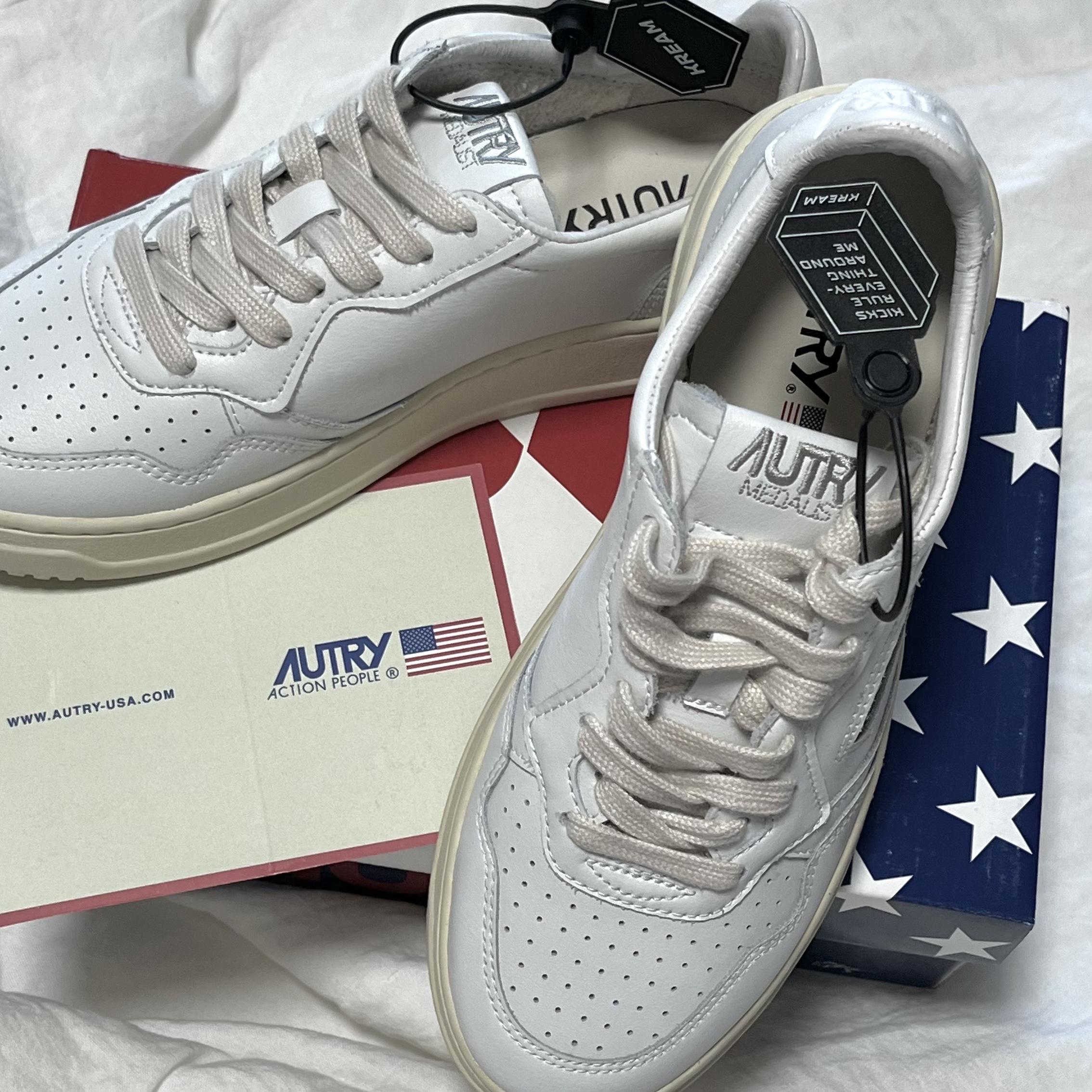 (W) Autry Medalist Low Leather Sneakers White 착용 스타일 - 2