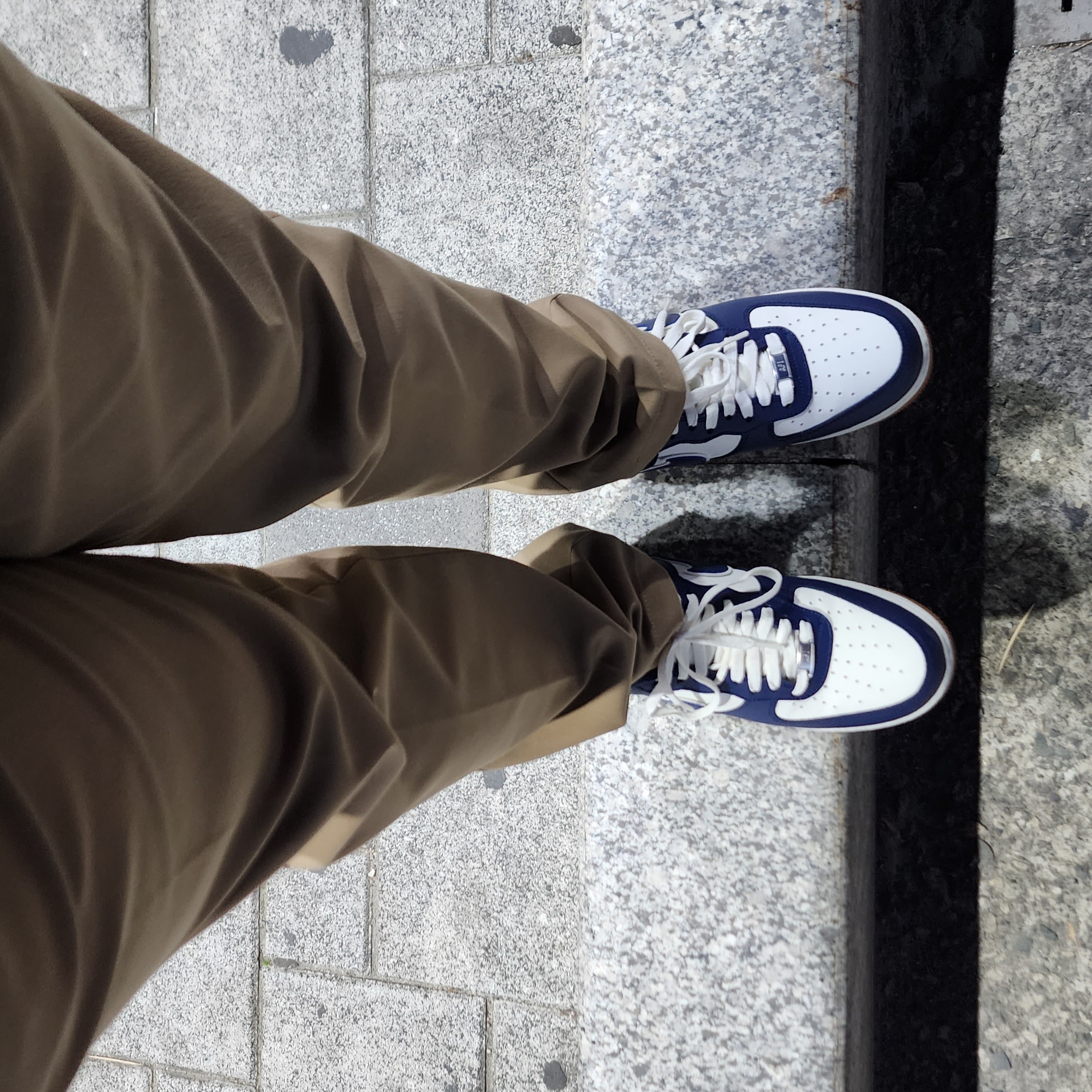 Nike Air Force 1 '07 LV8 Midnight Navy 착용 스타일
