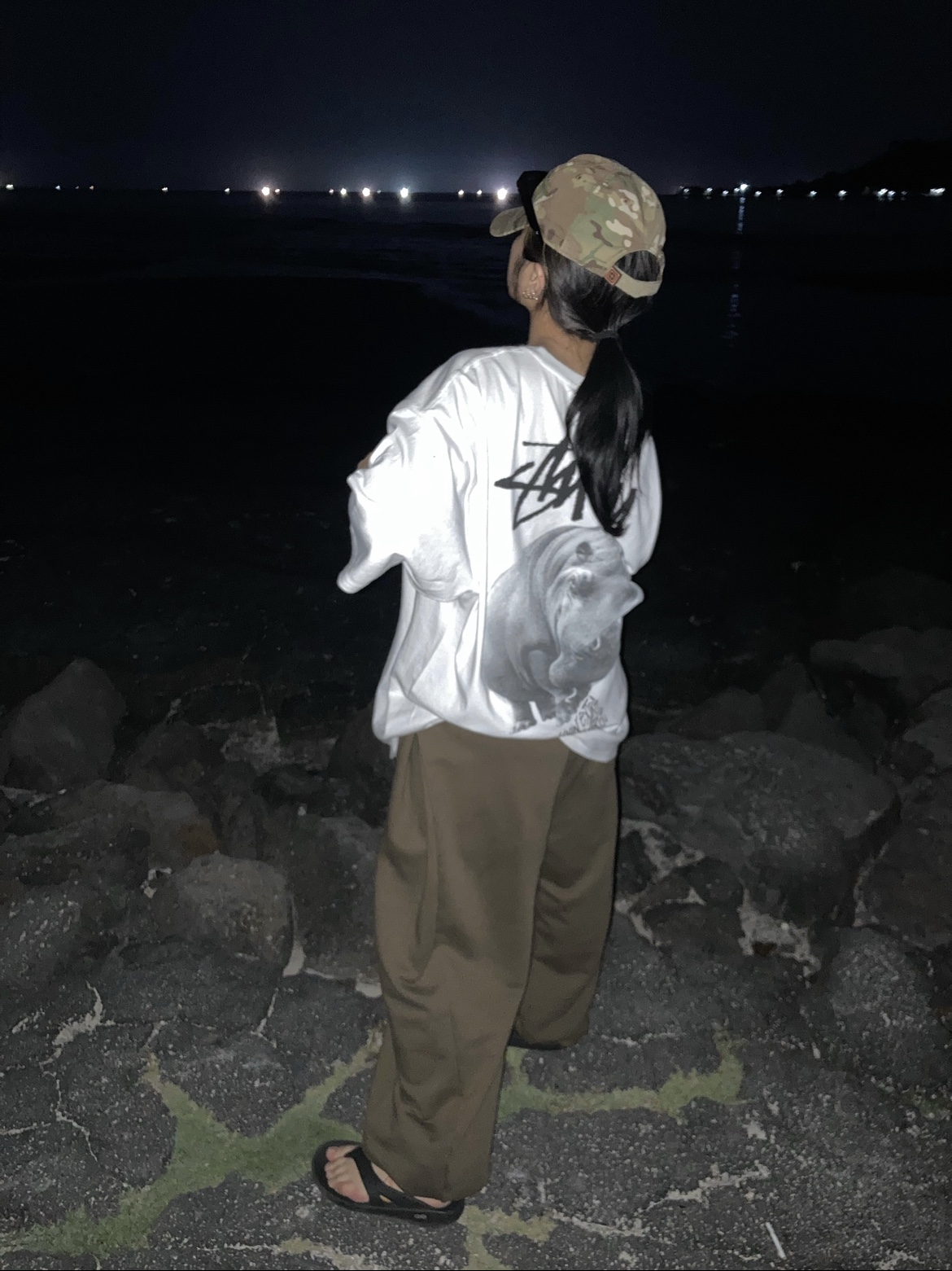 Stussy Livin' Large T-Shirt White, Oofos OOriginal Black 착용 스타일 - 2