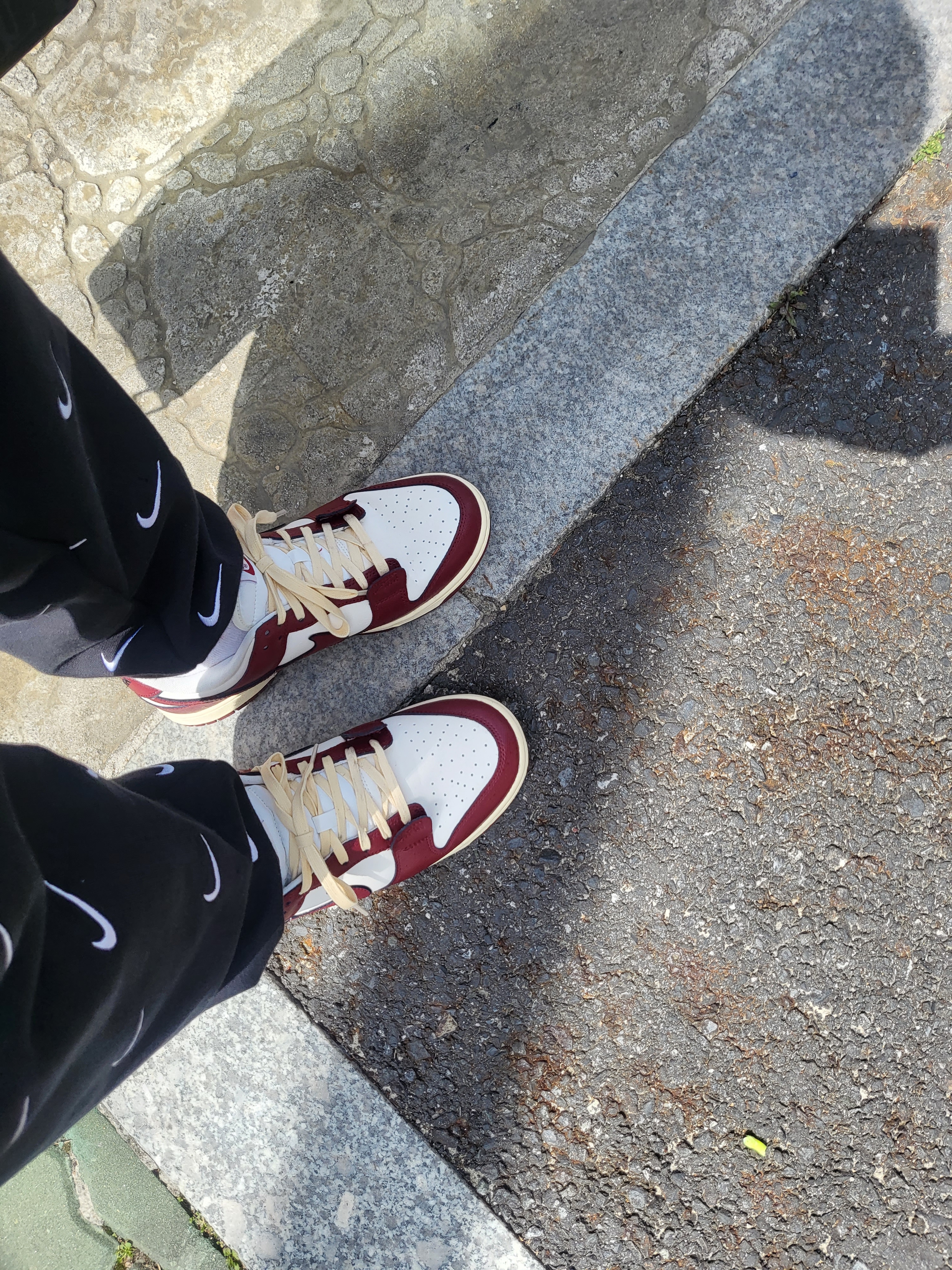 (W) Nike Dunk Low SE Pendant, Nike NRG Swoosh Logo Pants Black 착용 스타일 - 3