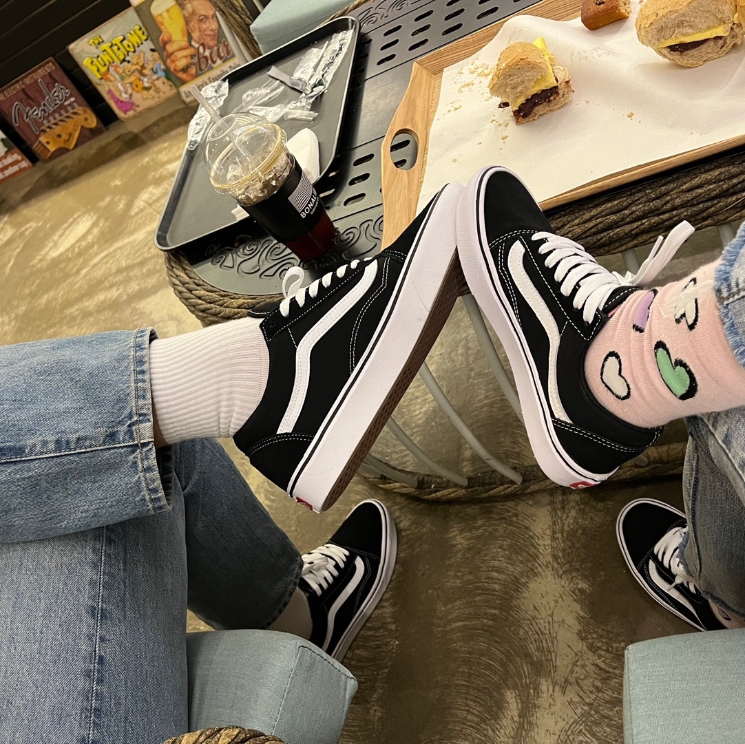 Vans ComfyCush Old Skool Black True white 착용 스타일