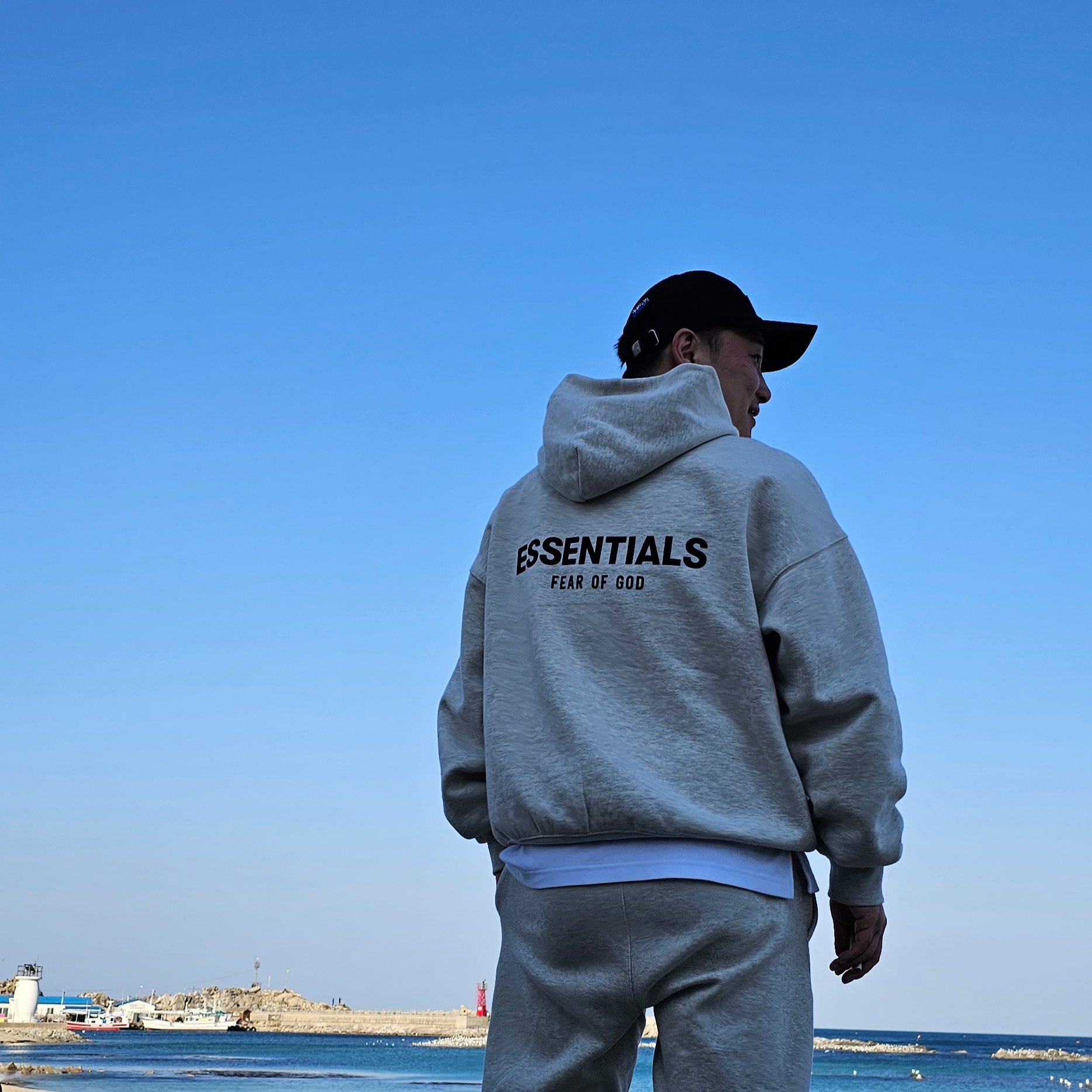Essentials The Core Collection Hoodie Light Oatmeal, Essentials The Core Collection Relaxed Sweatpants Light Oatmeal 착용 스타일