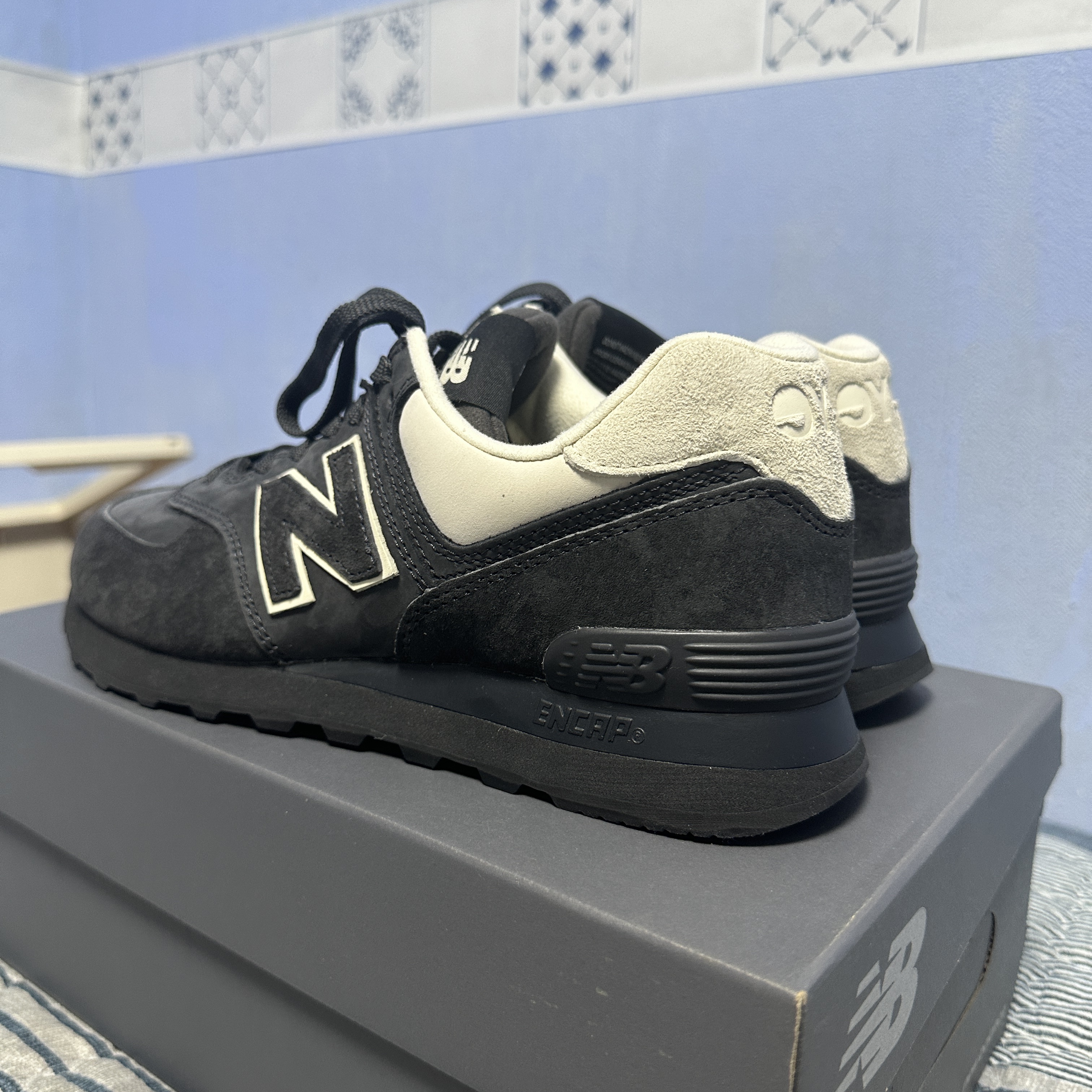 New Balance x Comme des Garcons Junya Watanabe Man 574 Suede Grey Off White 착용 스타일 - 2