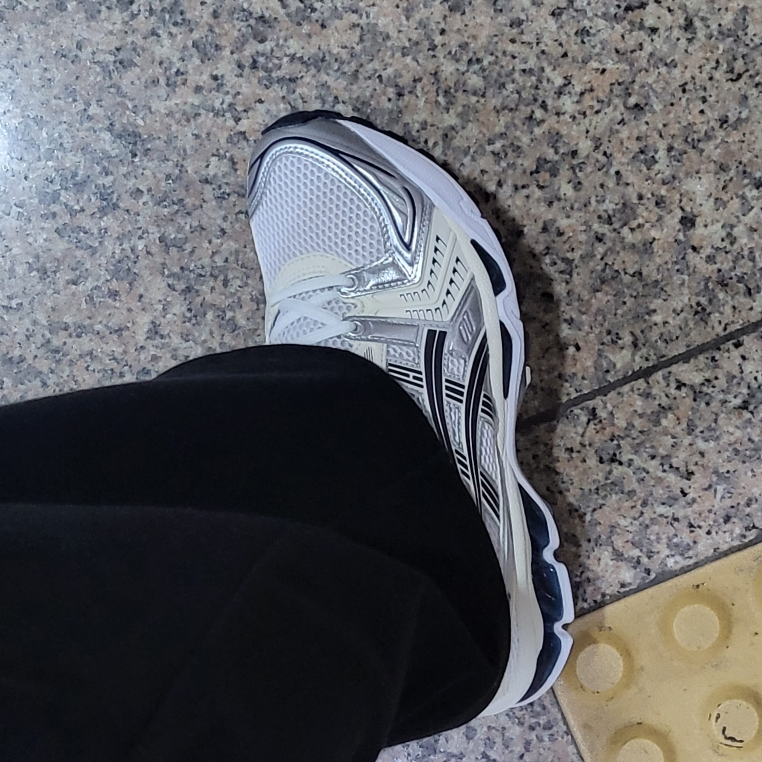 (W) Asics Gel-Kayano 14 White Midnight 착용 스타일