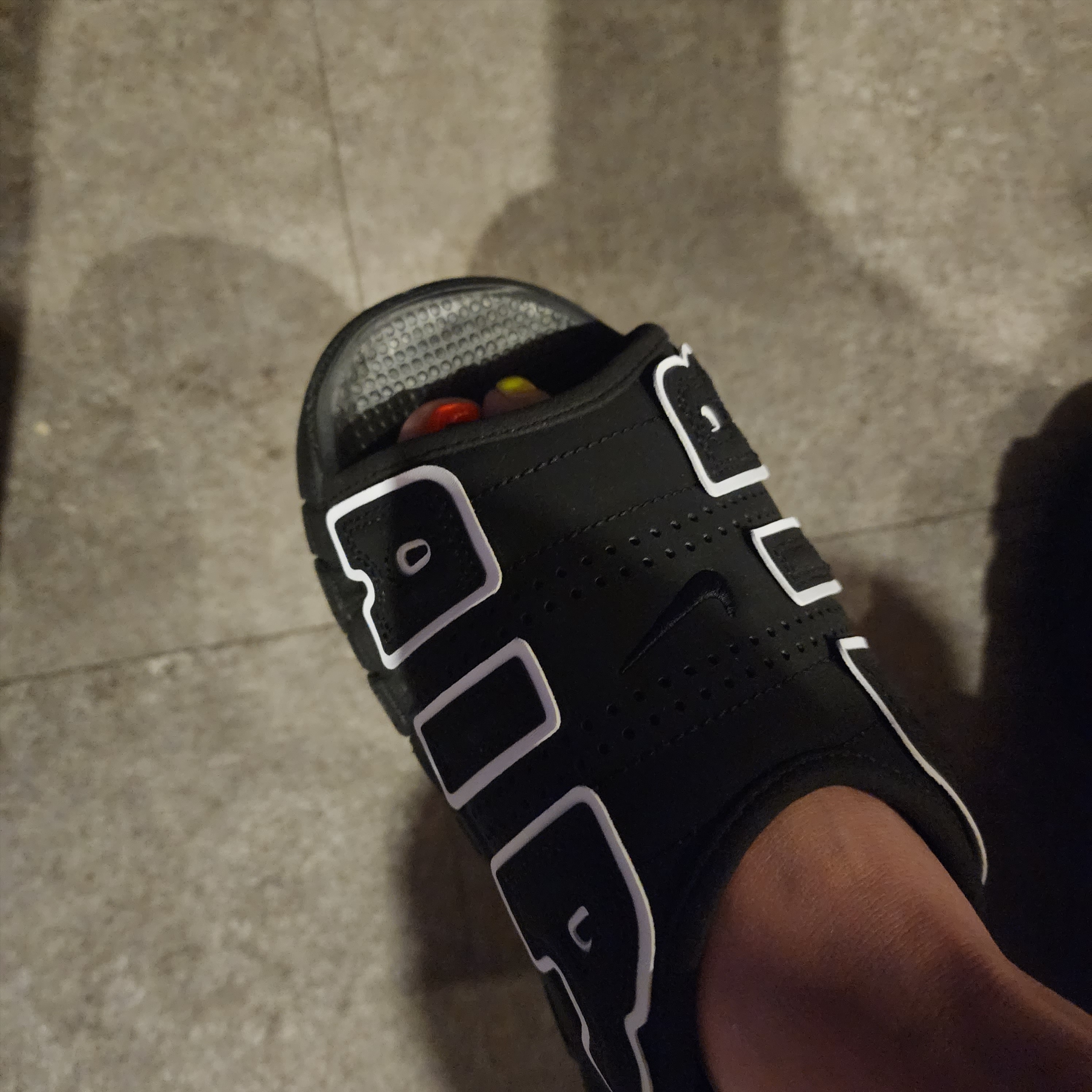 Nike Air More Uptempo Slide Black White 착용 스타일