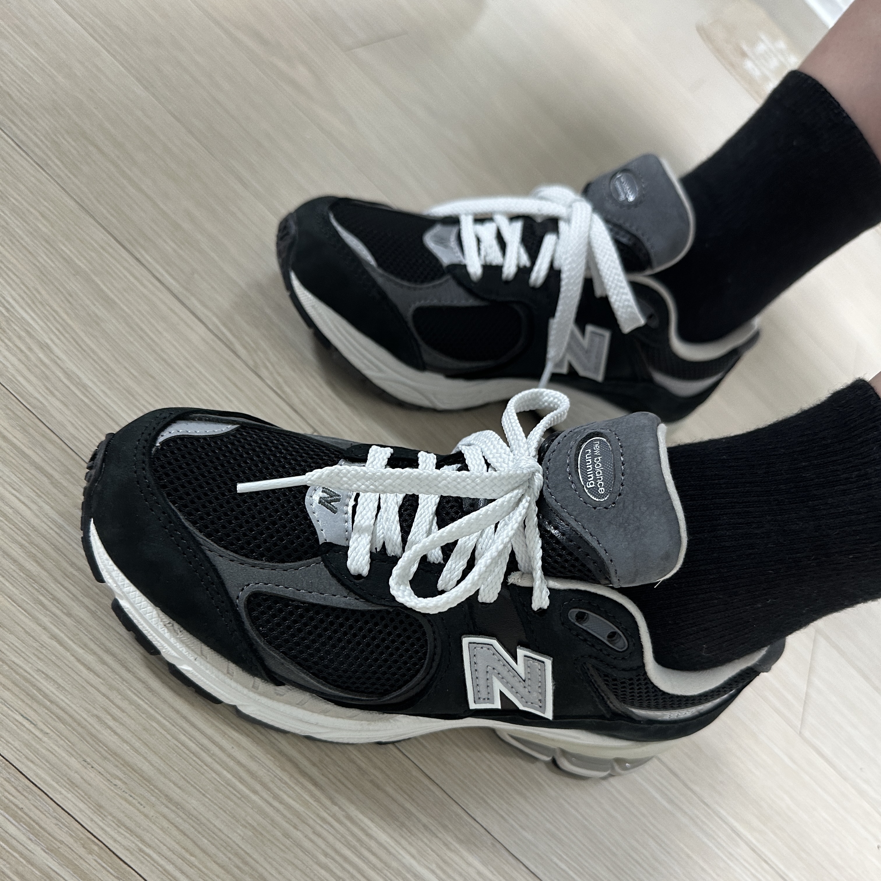 New Balance 2002R Premium Vintage Black 착용 스타일