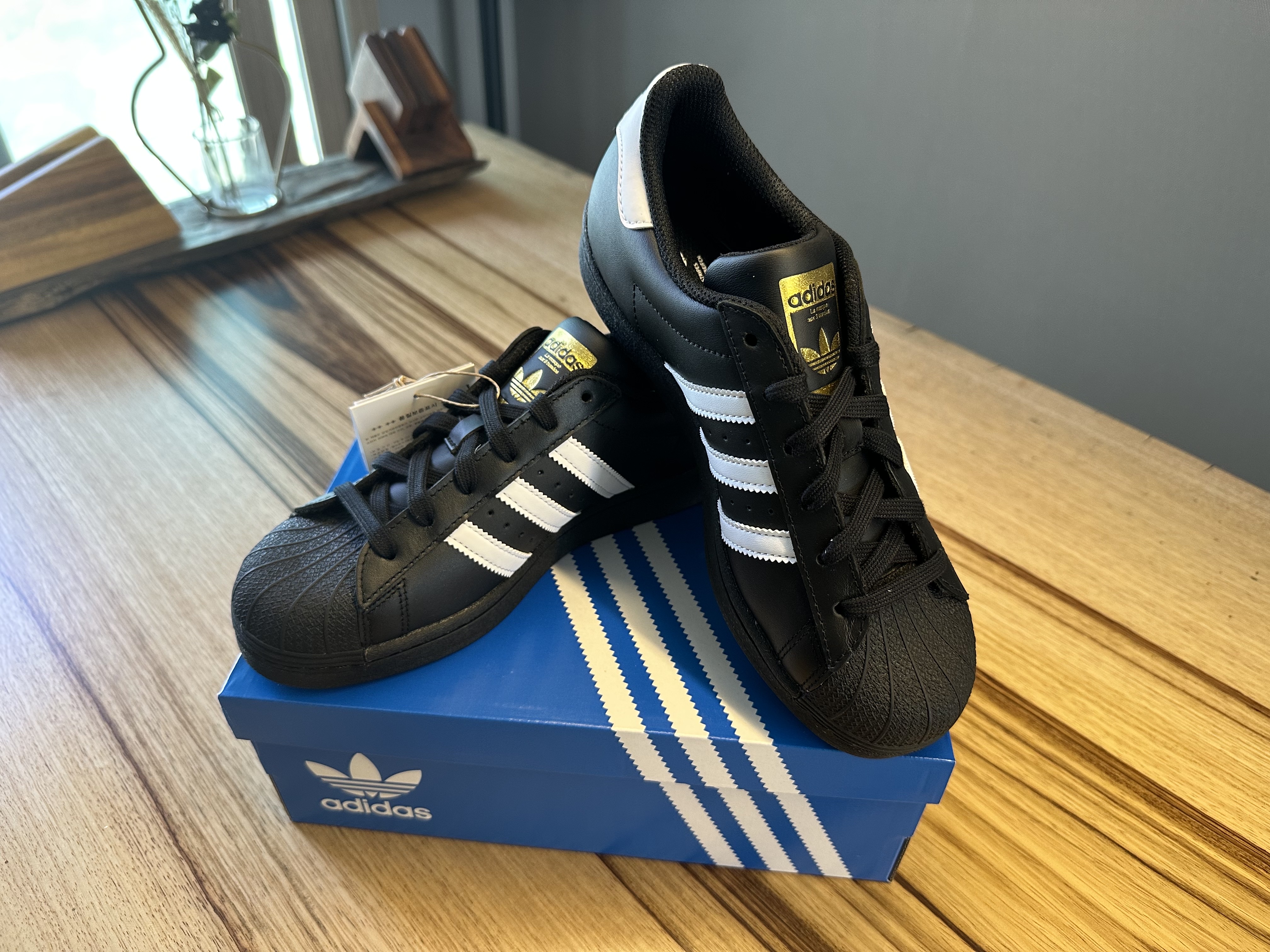Adidas Superstar Core Black White 착용 스타일 - 1