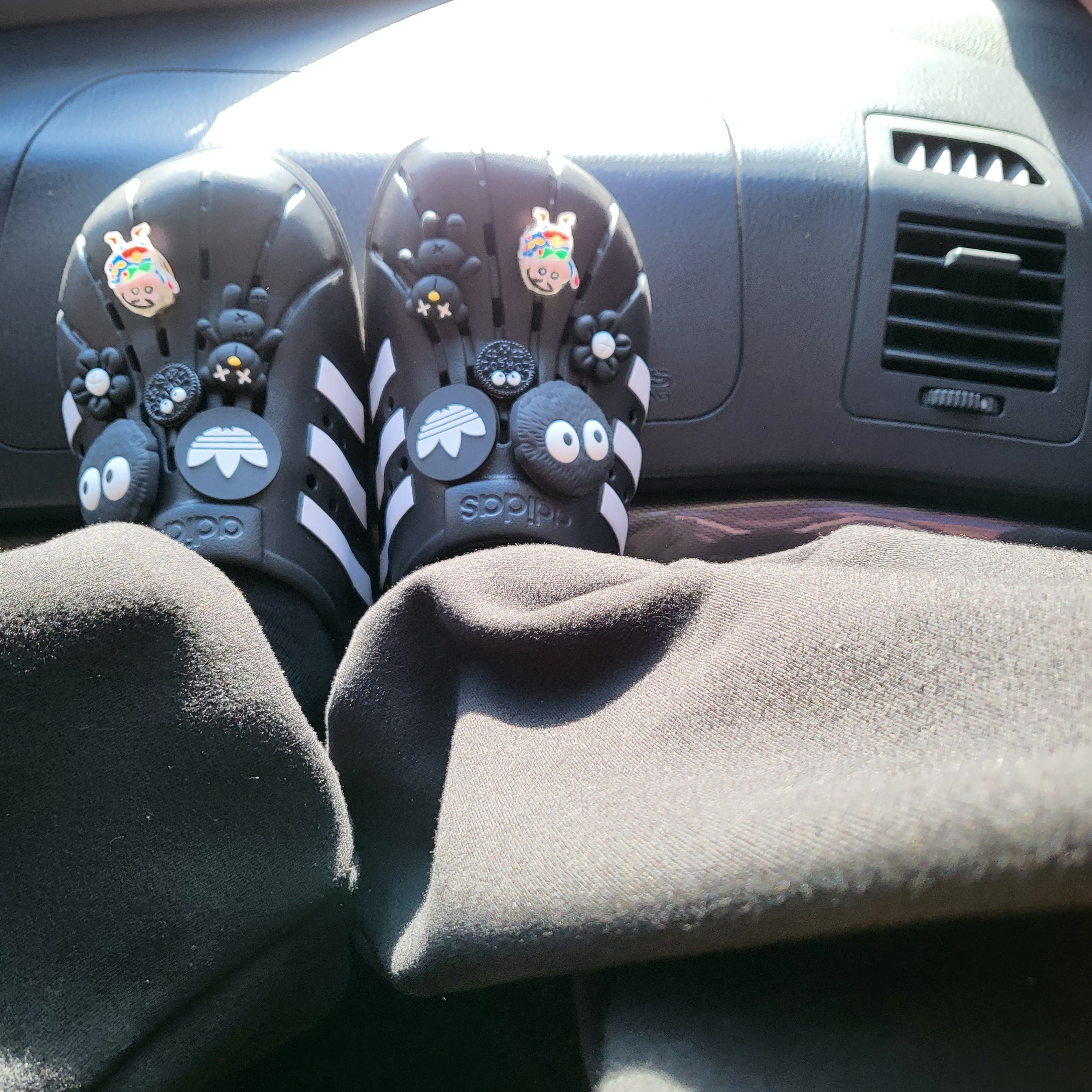 Adidas Adilette Clog Black White 착용 스타일
