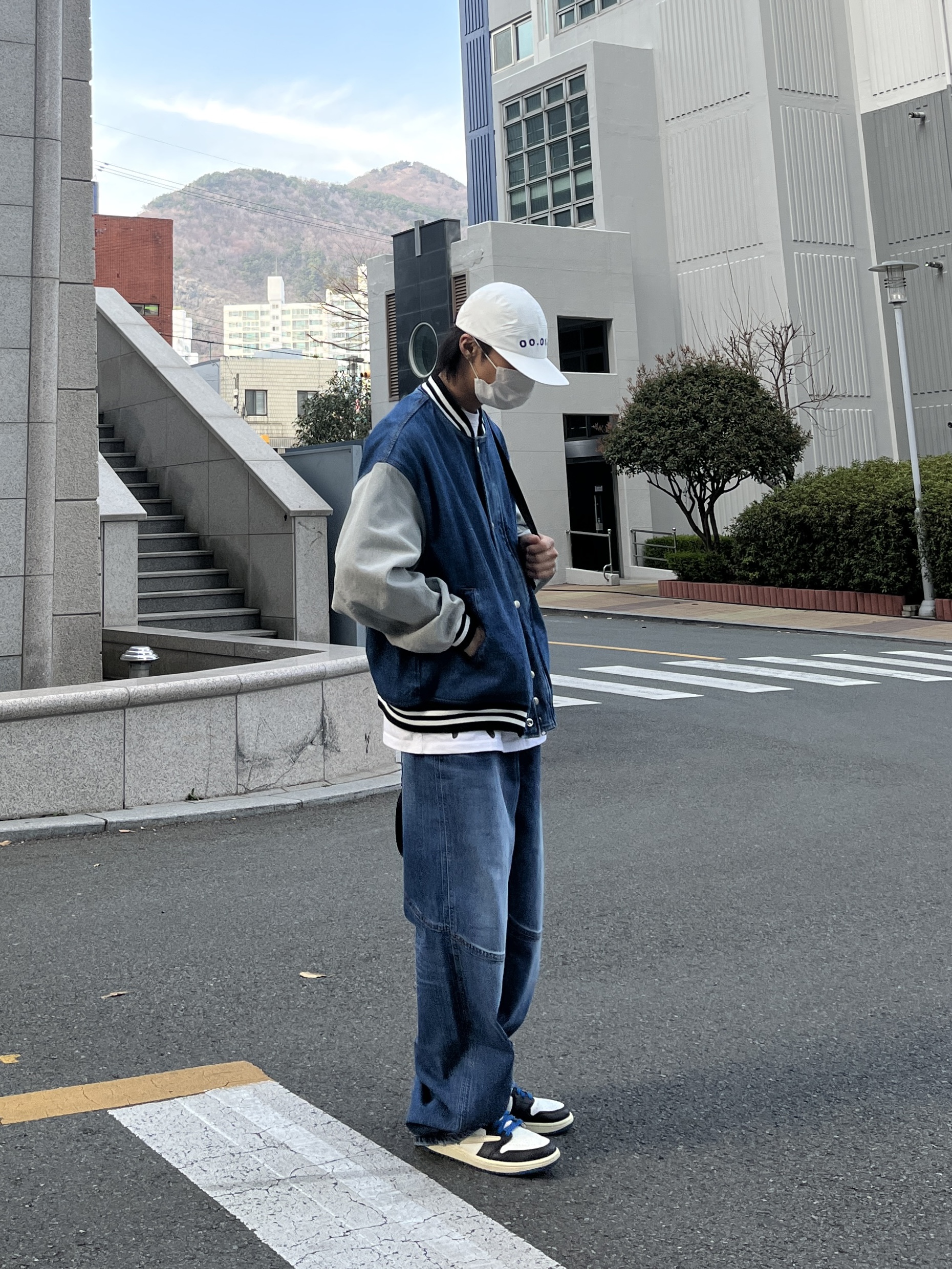 Opening Project Numbering Camp Cap Off White, Jordan 1 x Travis Scott x Fragment Retro Low OG SP Military Blue 착용 스타일 - 2