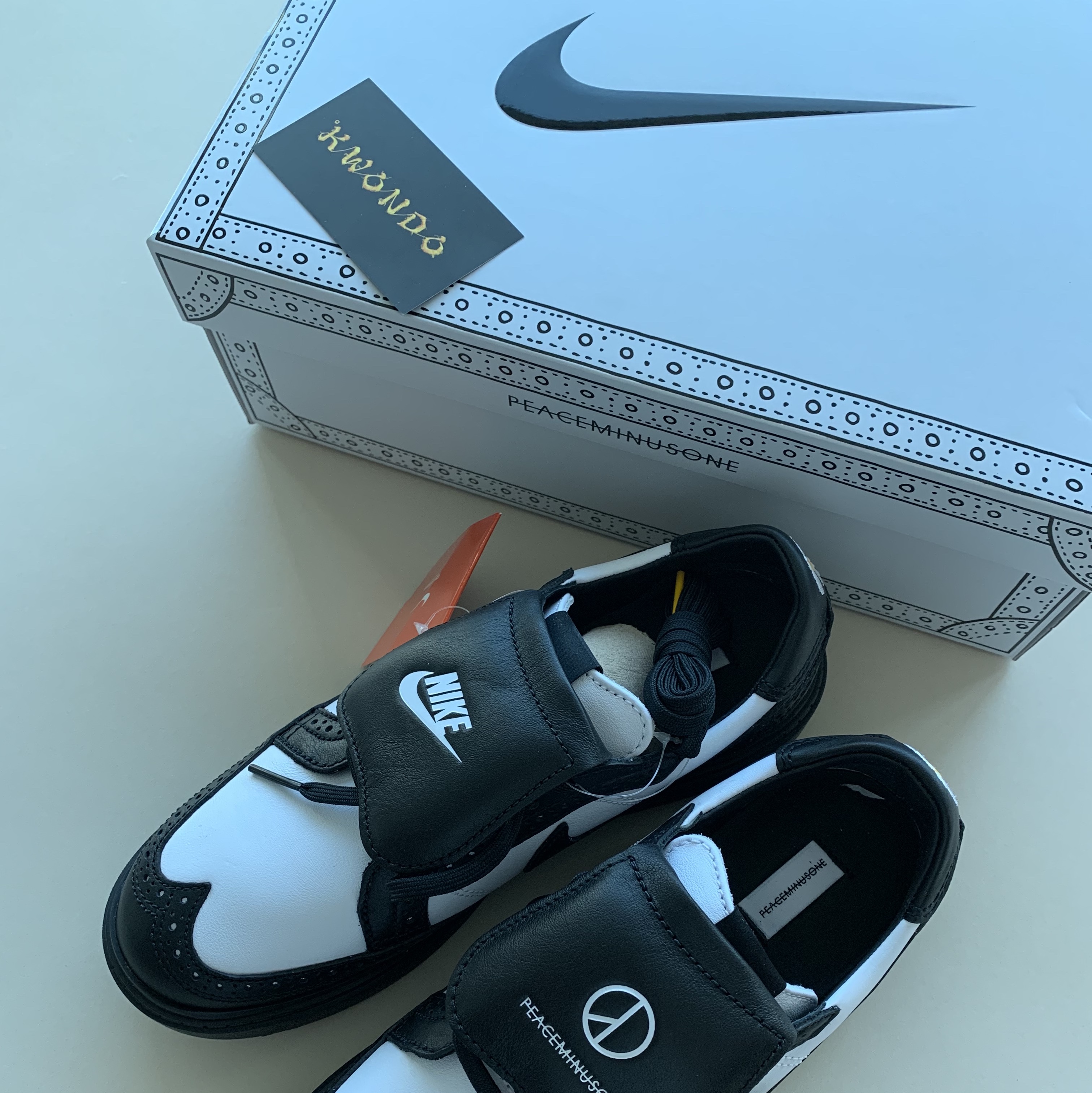 Nike x Peaceminusone Kwondo1 Black and White 착용 스타일 - 3