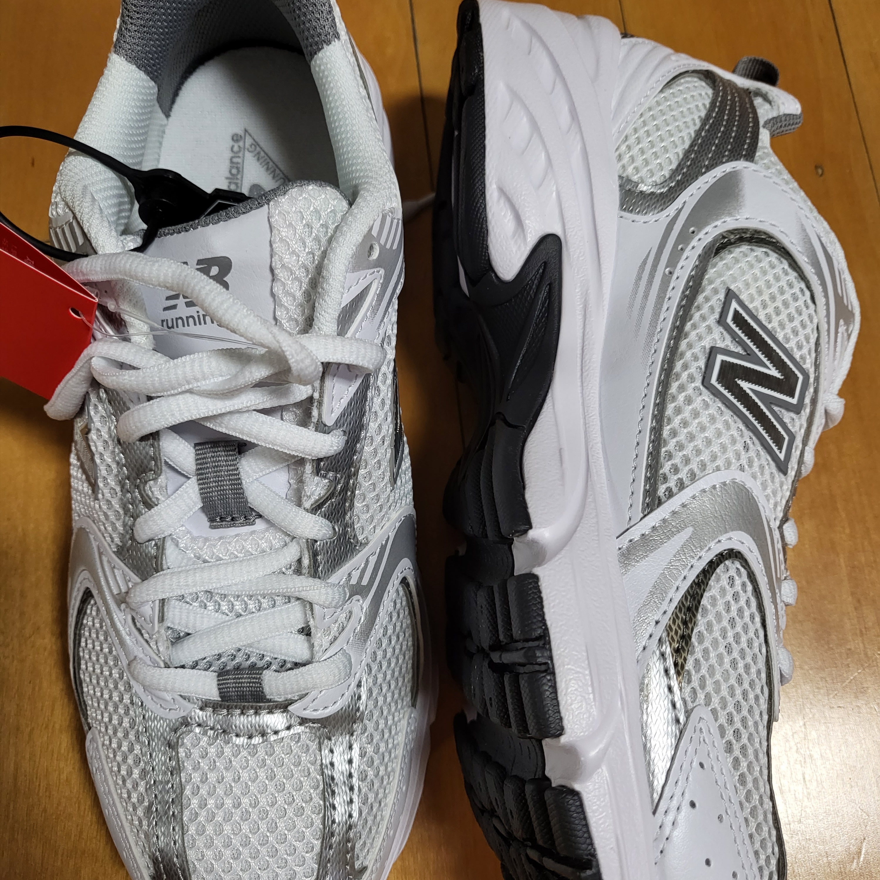 New Balance 530 White Silver 착용 스타일 - 1