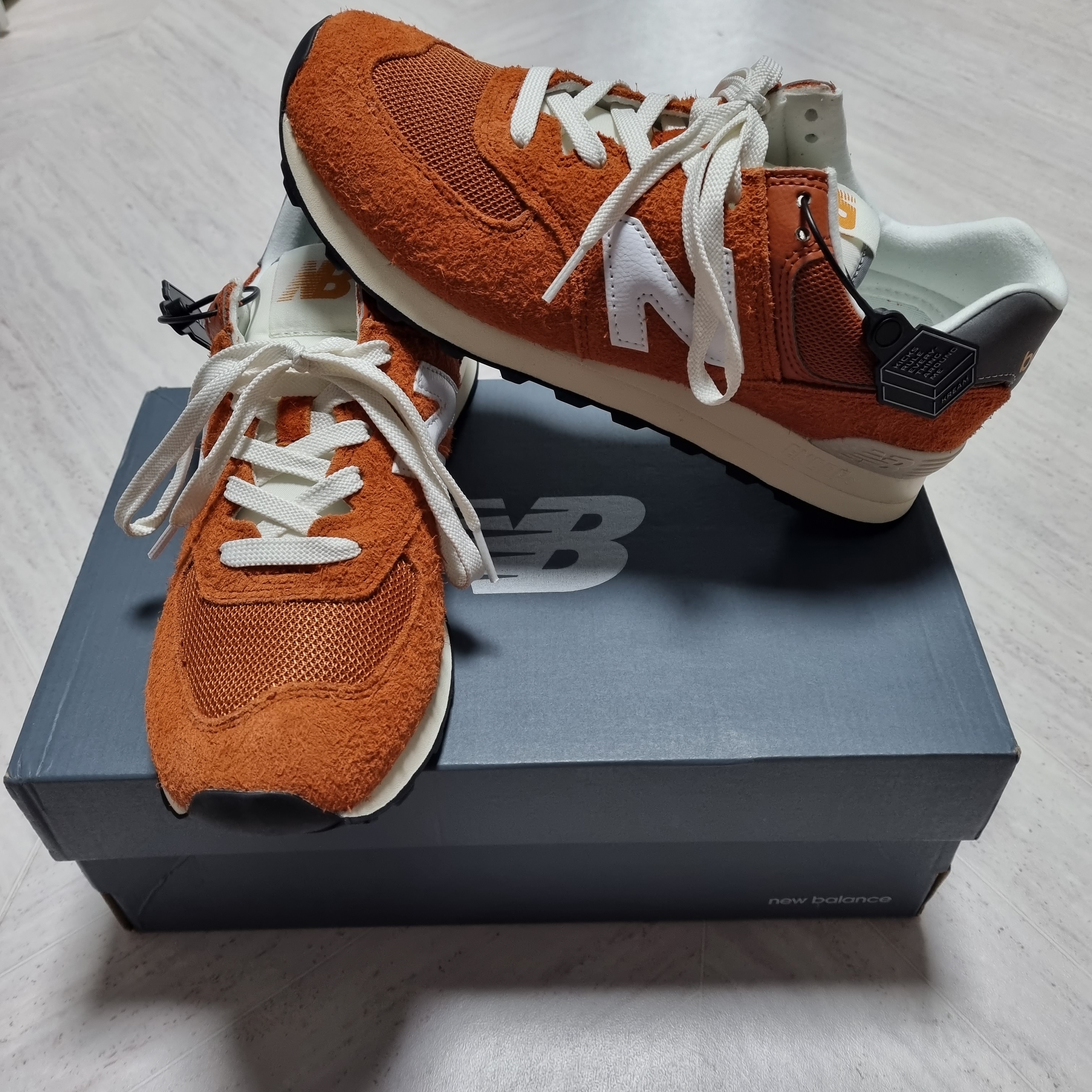 New Balance 574 Heritage Orange Burst White 착용 스타일