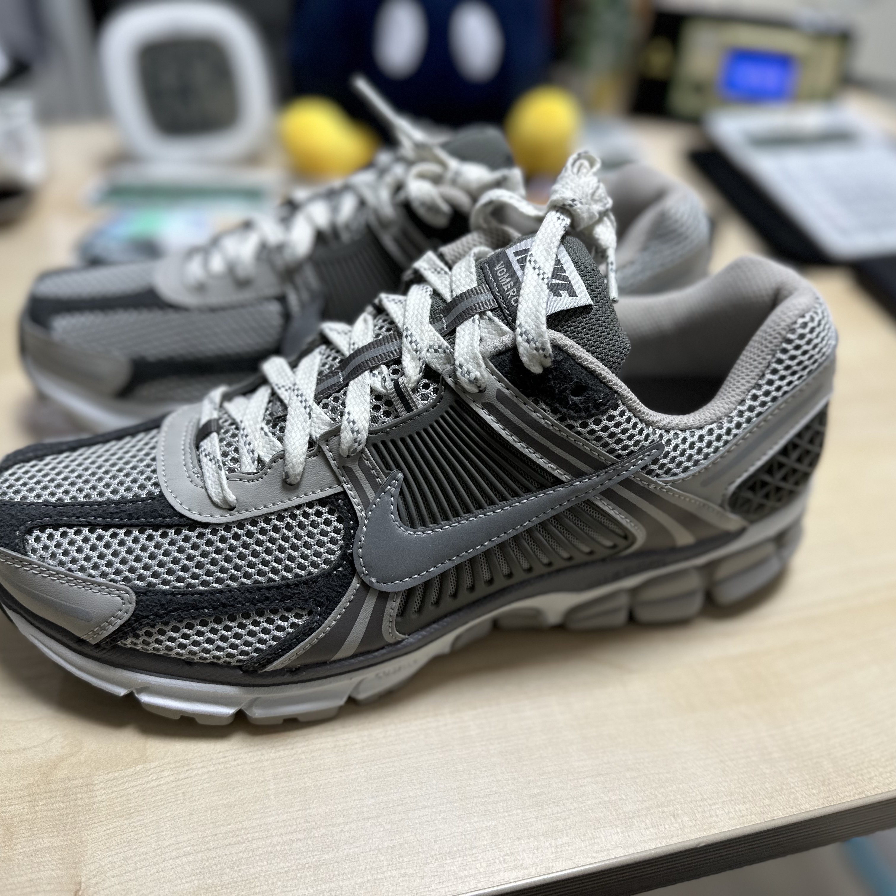 Nike Zoom Vomero 5 PRM Light Iron Ore and Flat Fewter 착용 스타일 - 1