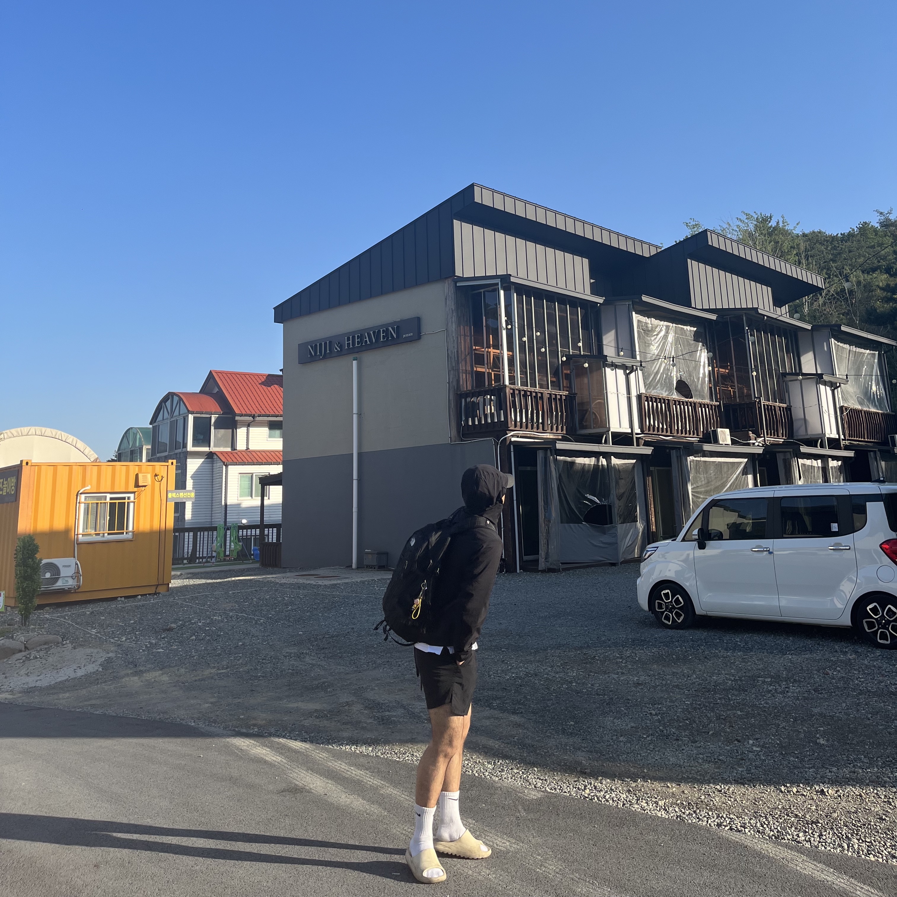 Arc'teryx Atom SL Hoody Black, Adidas Yeezy Slide Pure - Re-Release Ver. 착용 스타일