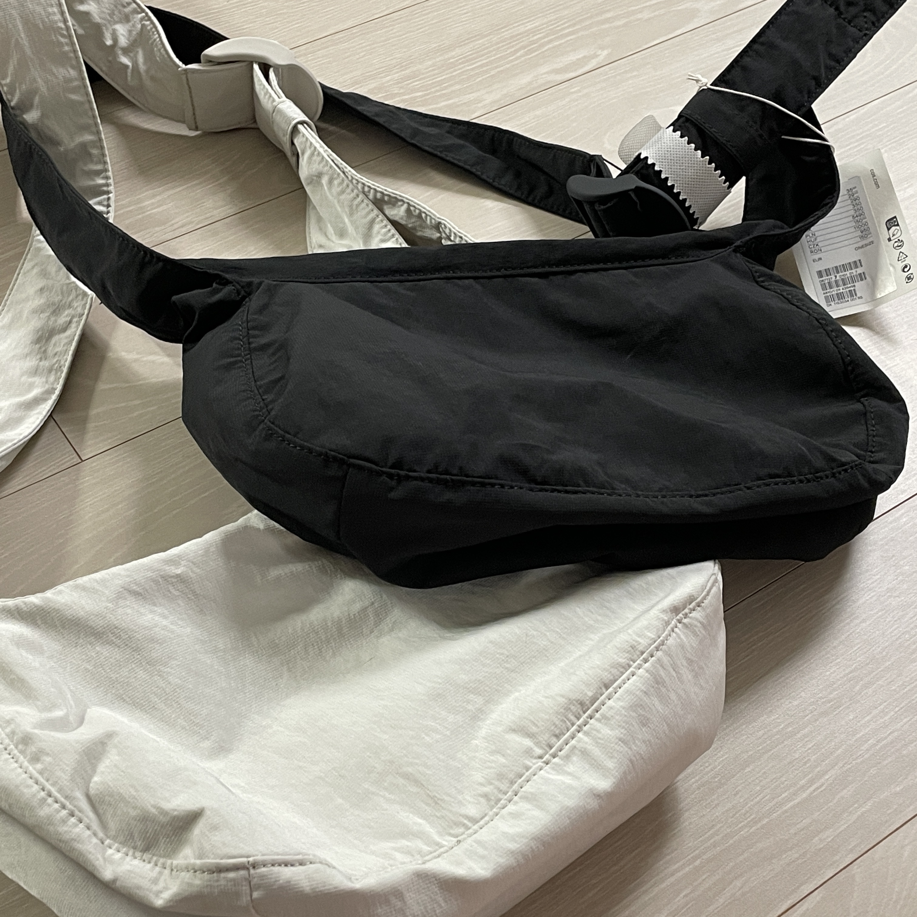 COS Nylon Crossbody Saddle Bag Black, COS Nylon Crossbody Saddle Bag Light Grey Stone 착용 스타일