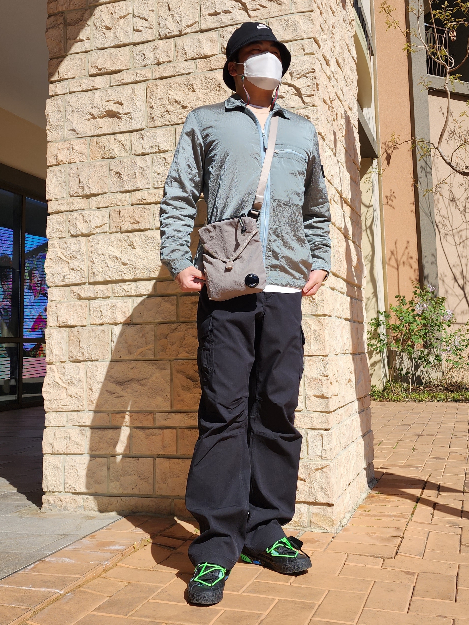 Stone Island 63020 Crewneck Sweatshirt Antique Rose - 21FW, Nike x Off-White Blazer Low '77 Black and Electro Green 착용 스타일 - 1