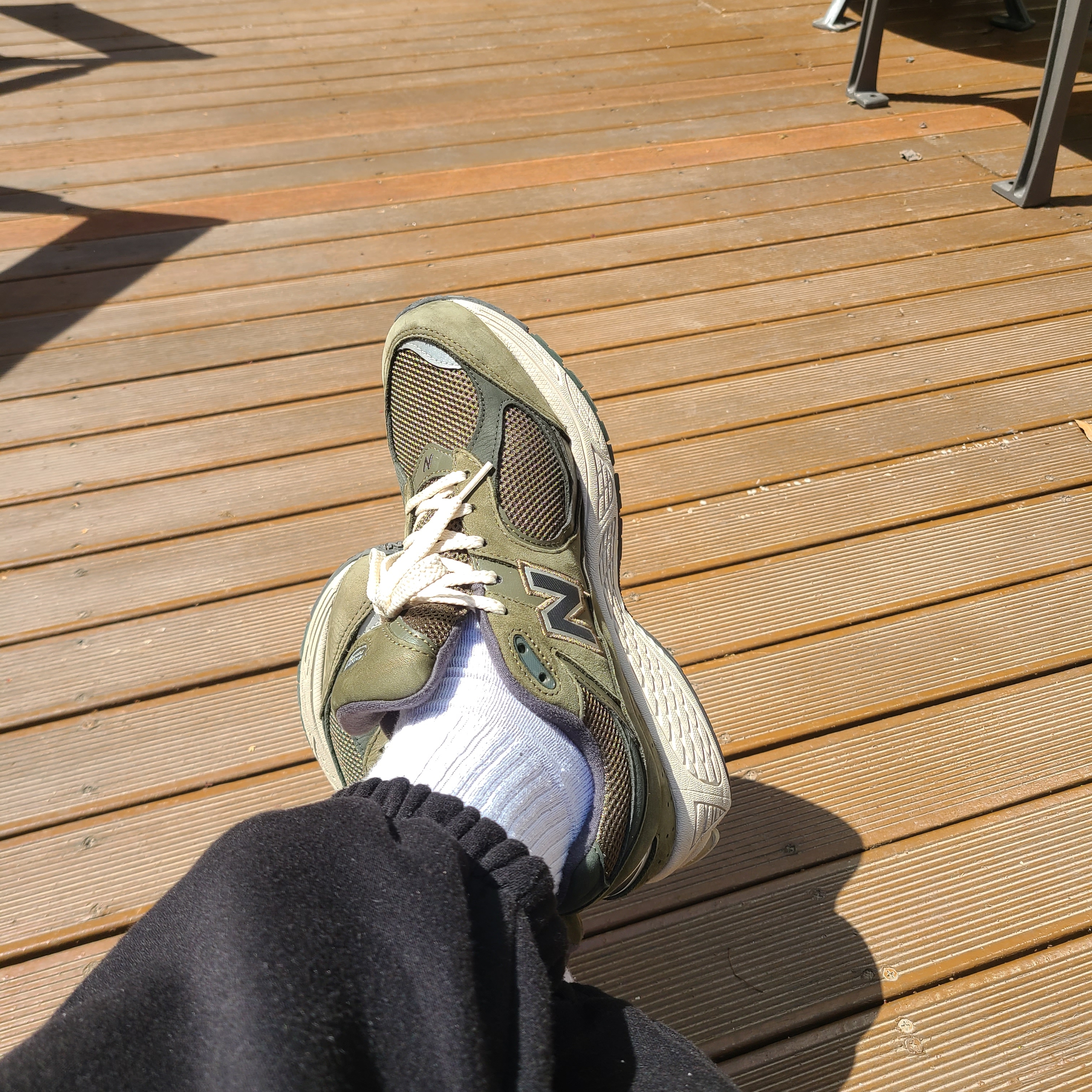New Balance 2002R Grape Leaf 착용 스타일