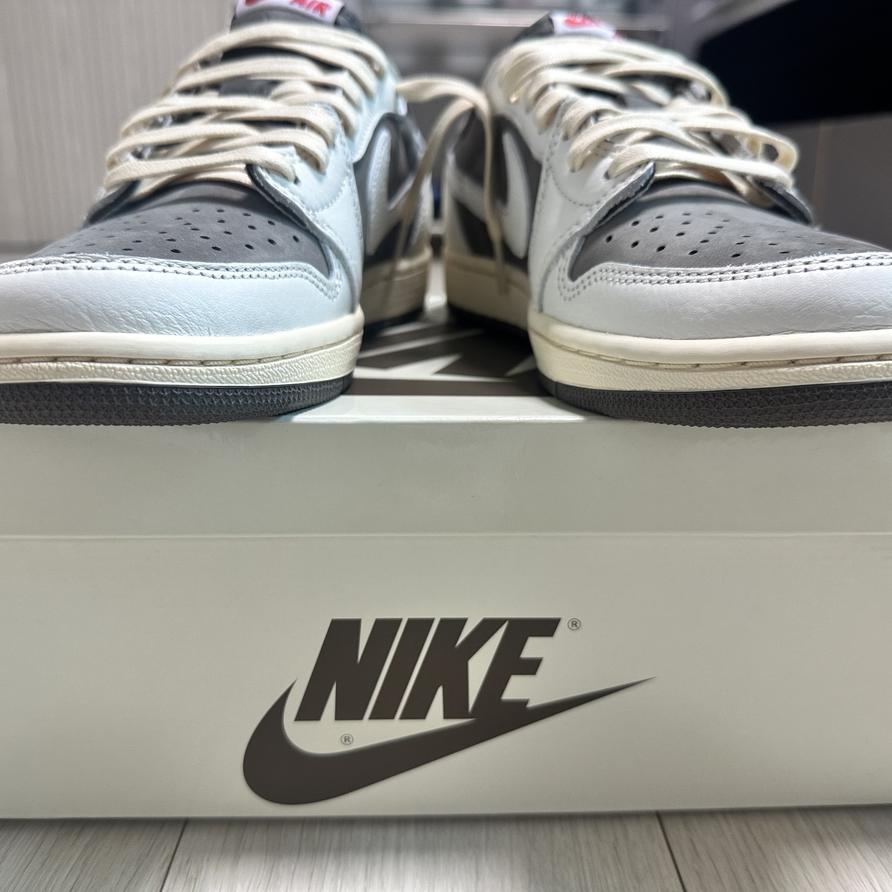 Jordan 1 x Travis Scott Retro Low OG SP Sail and Ridgerock 착용 스타일 - 2
