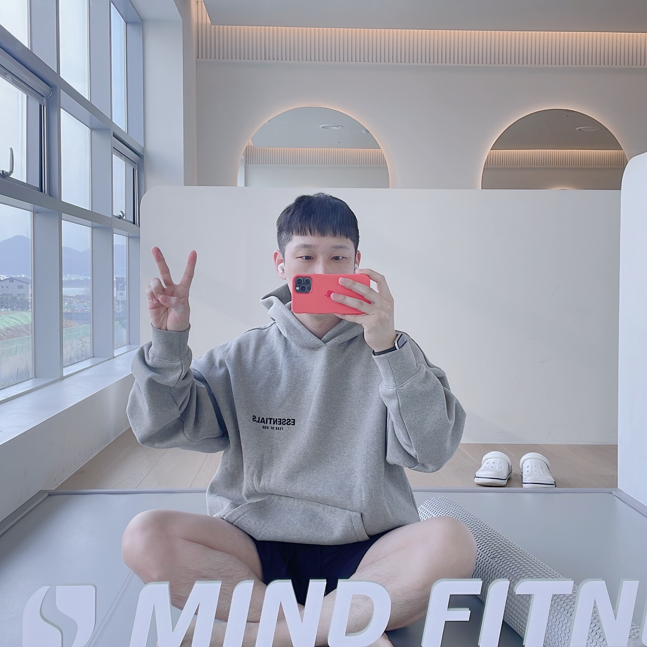 Essentials The Core Collection Hoodie Dark Oatmeal 착용 스타일