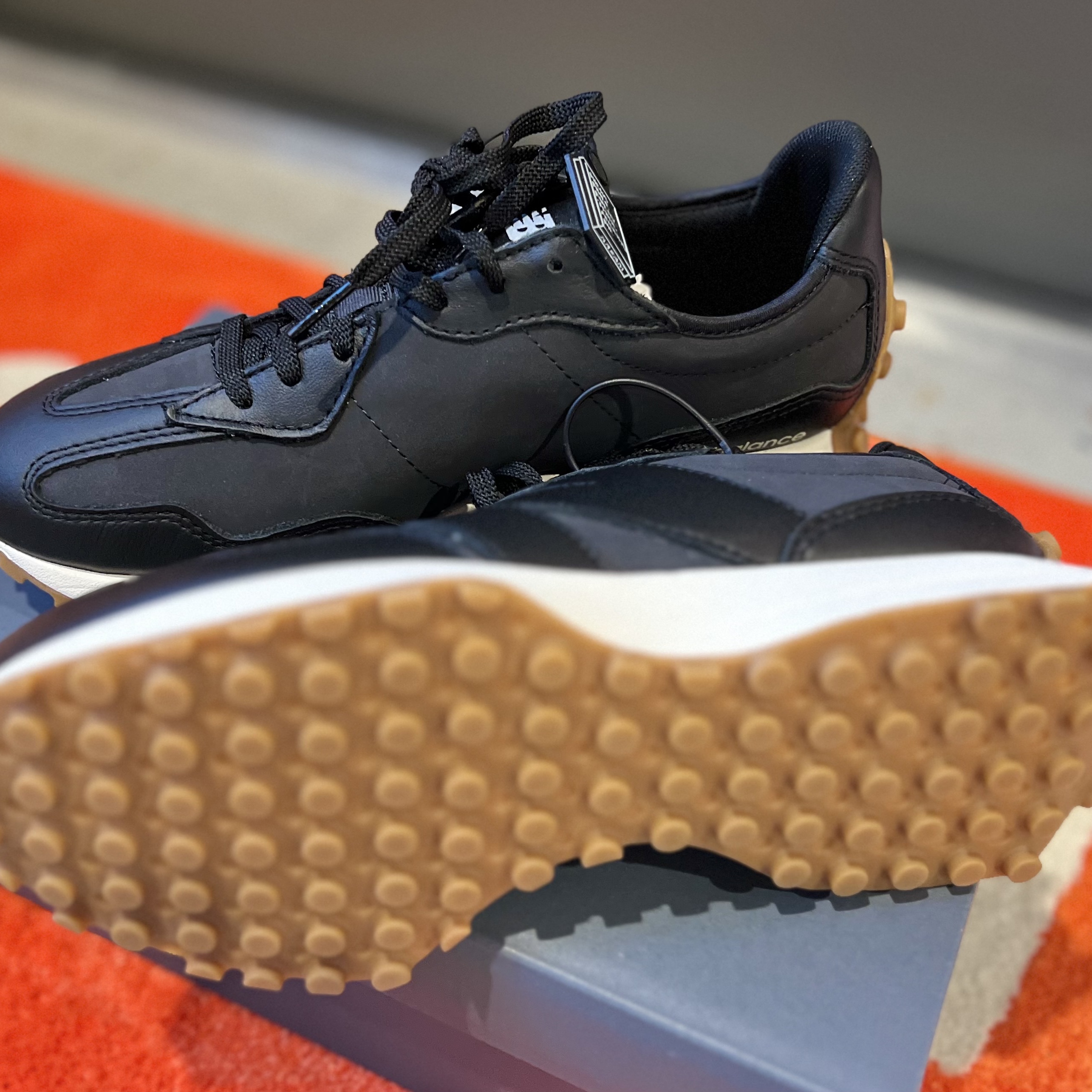(W) New Balance 327 Black Phantom 착용 스타일 - 4