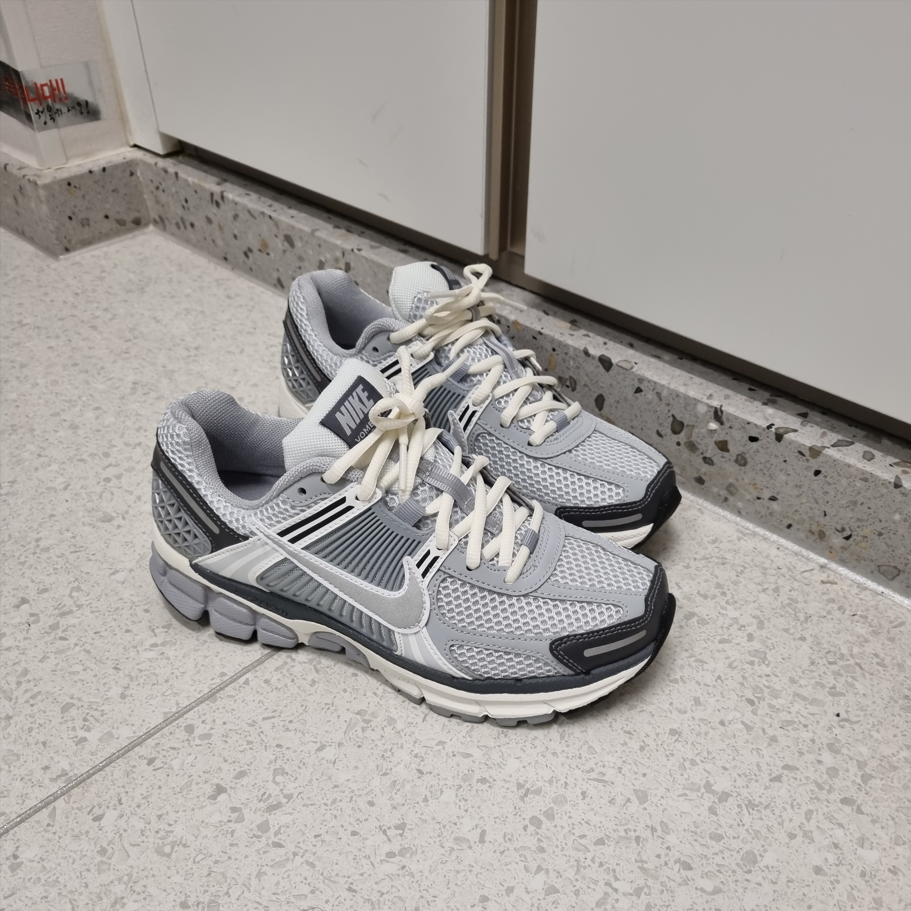 (W) Nike Zoom Vomero 5 Pure Platinum Metallic Silver 착용 스타일