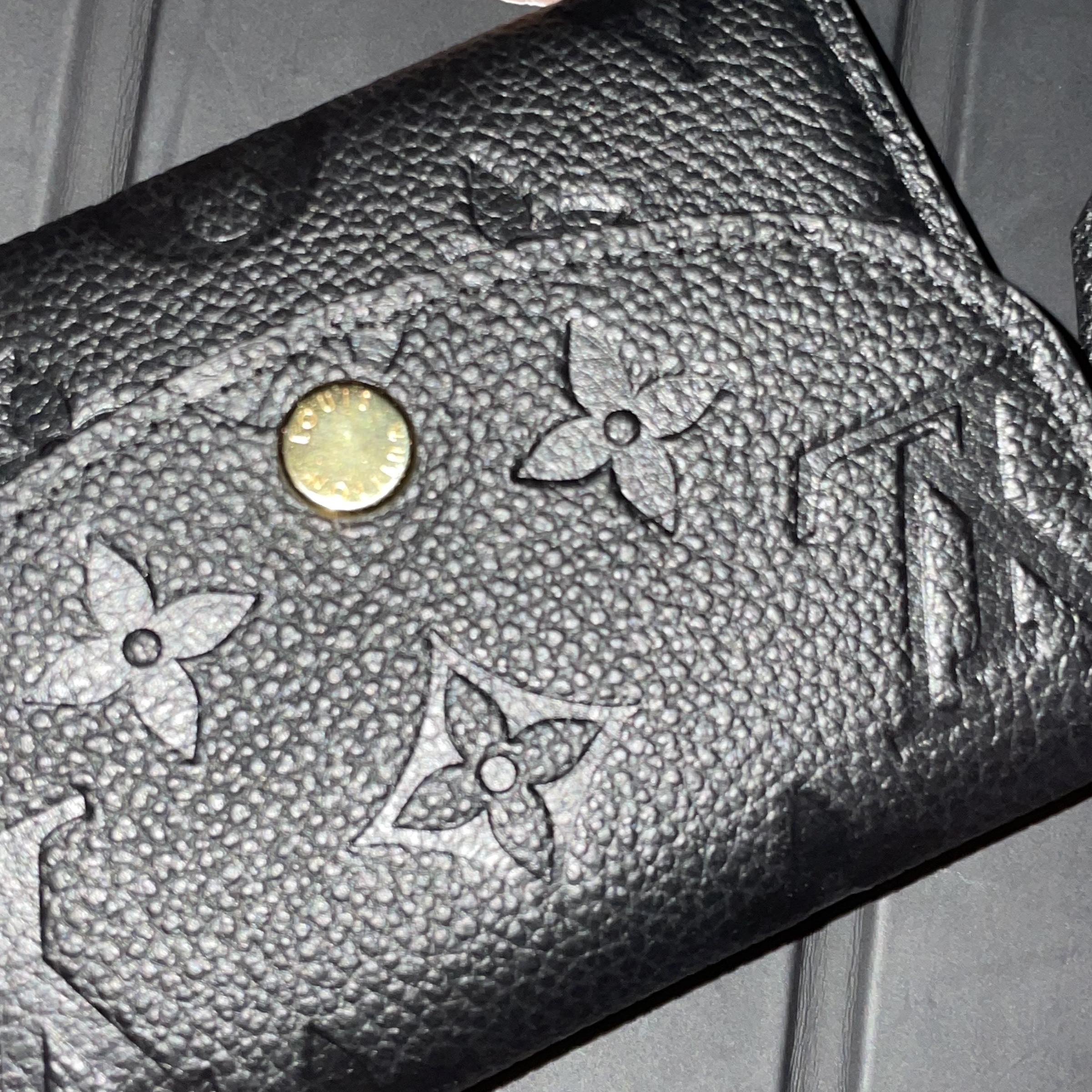 Louis Vuitton Rosalie Coin Purse Monogram Black 착용 스타일 - 2