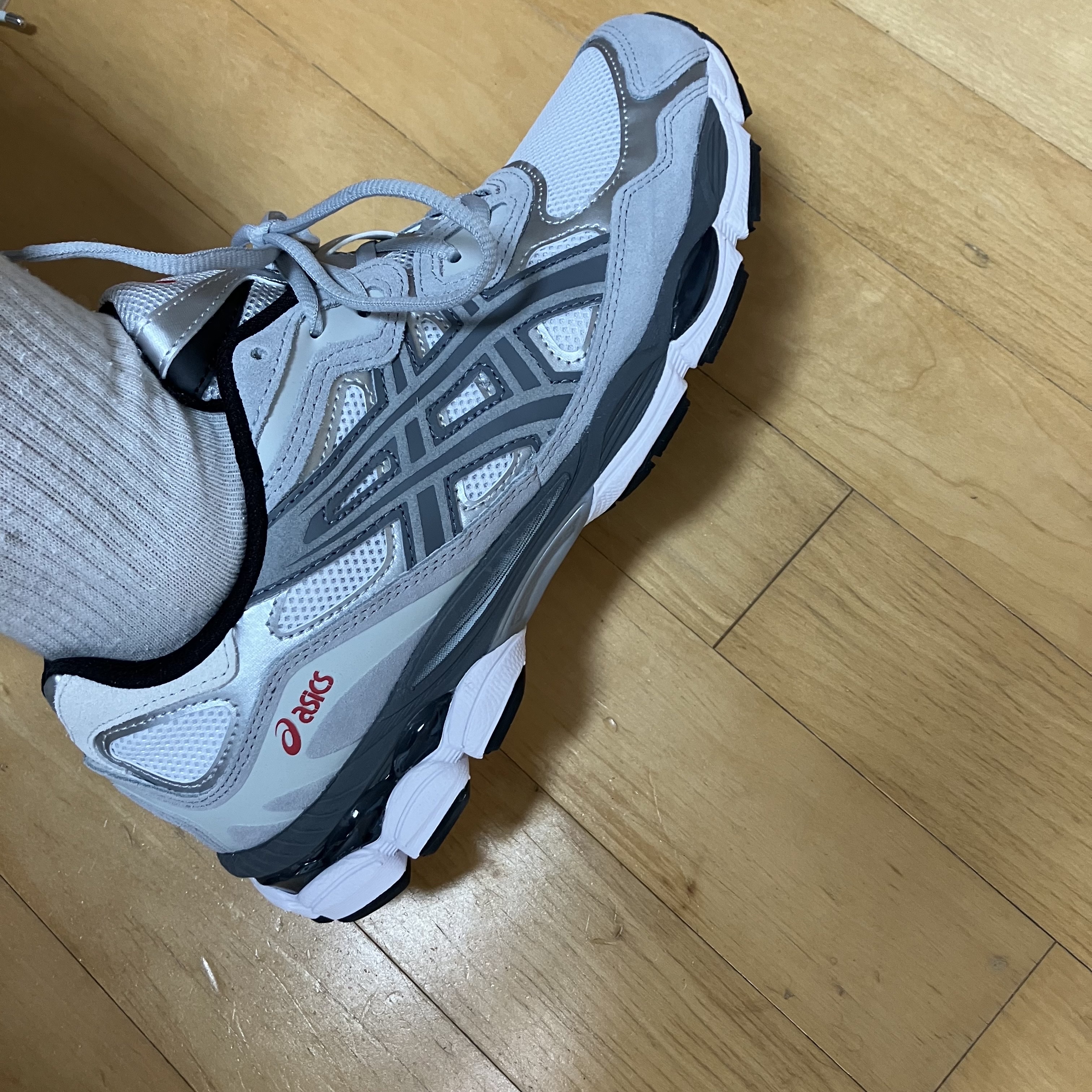 Asics Gel-NYC White Steel Grey 착용 스타일
