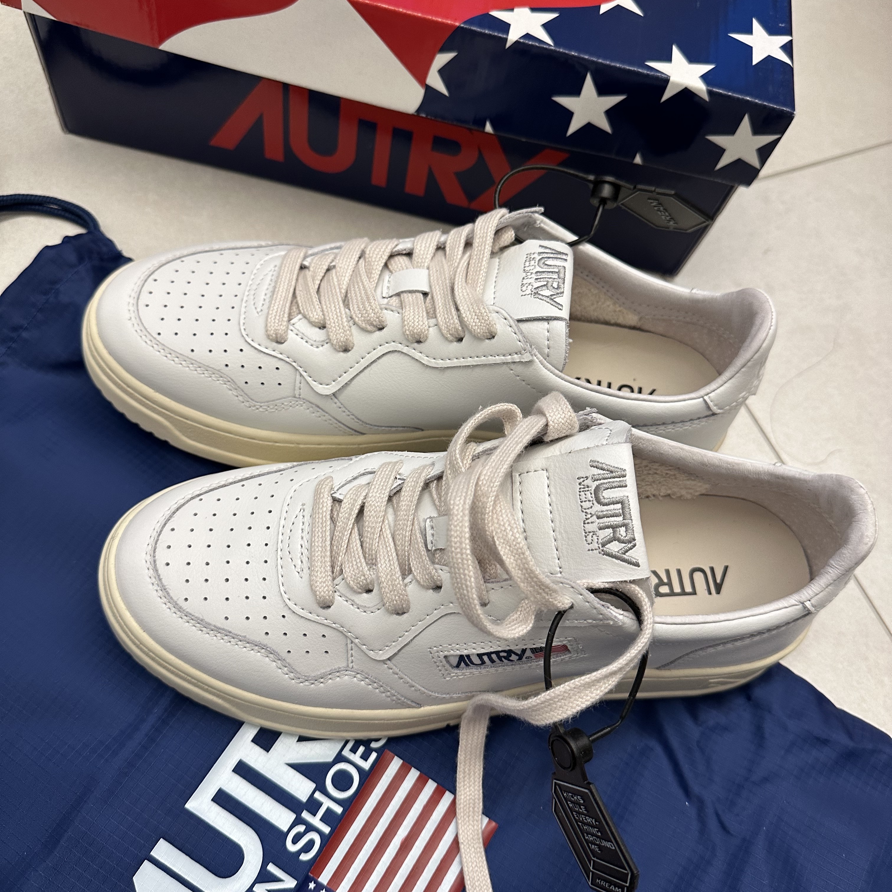 (W) Autry Medalist Low Leather Sneakers White 착용 스타일 - 1