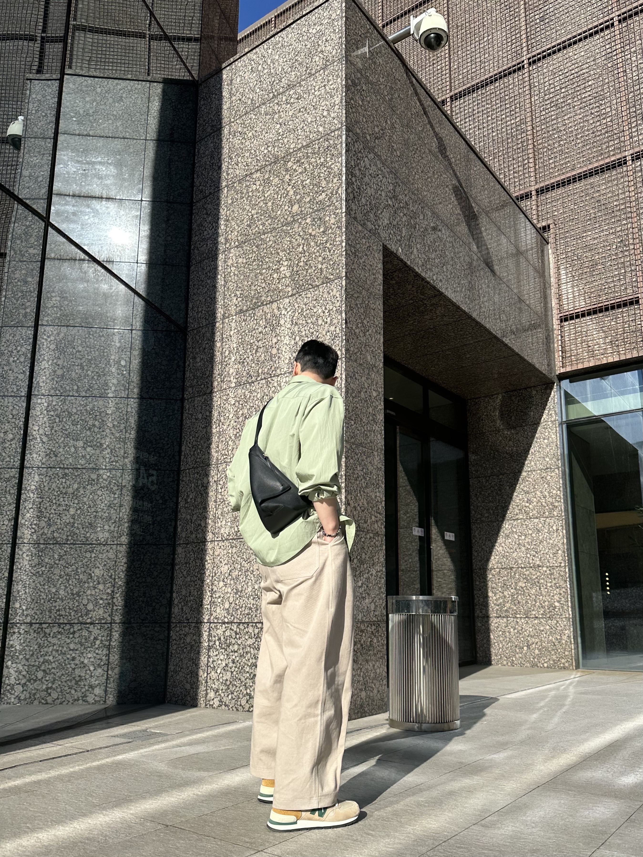 New Balance 990v1 Tan Green, Loewe Anton Sling Bag in Soft Grained Calfskin Black 착용 스타일 - 3