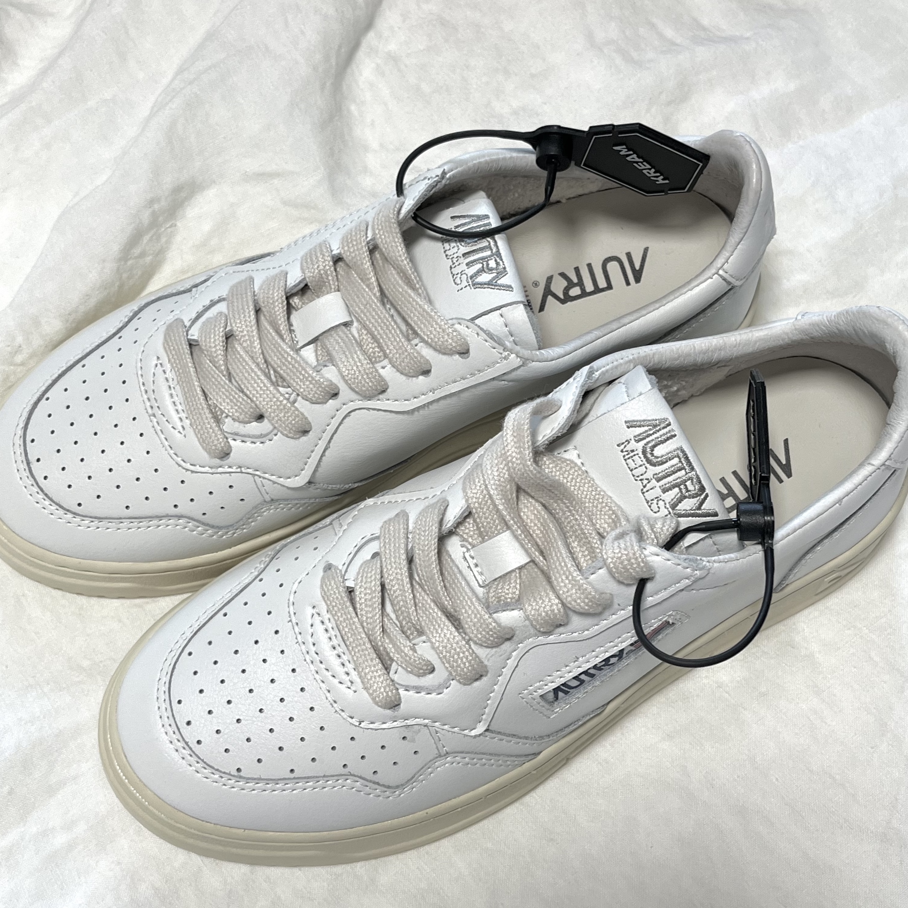 (W) Autry Medalist Low Leather Sneakers White 착용 스타일 - 3