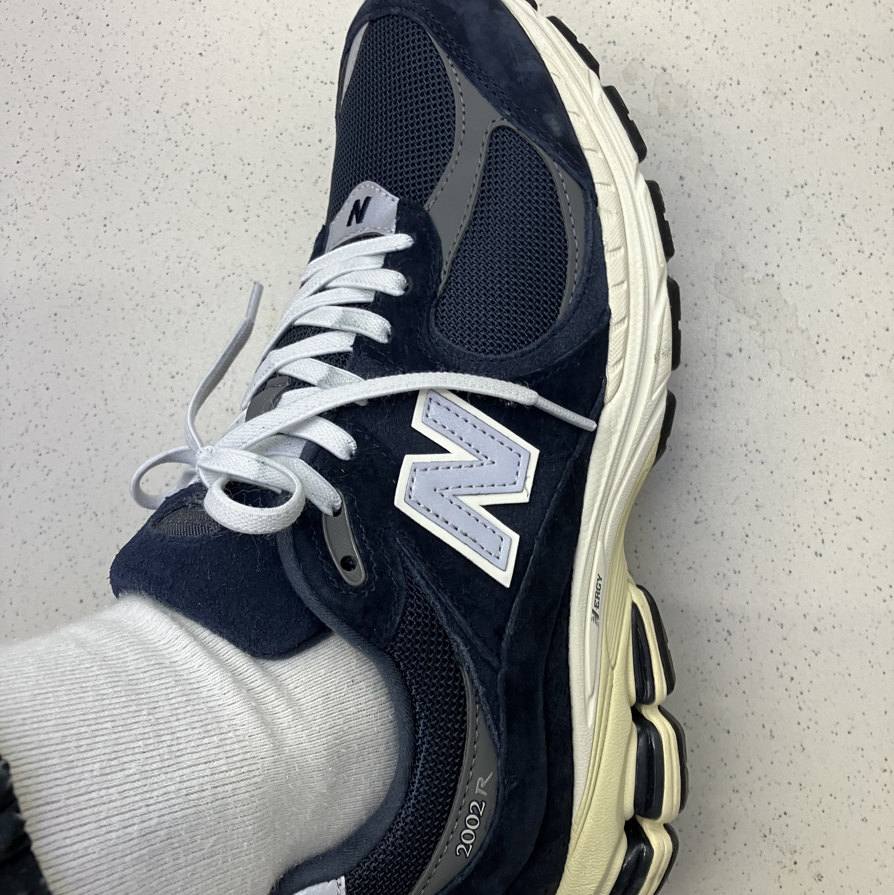 New Balance 2002R Eclipse Castlerock 착용 스타일 - 3