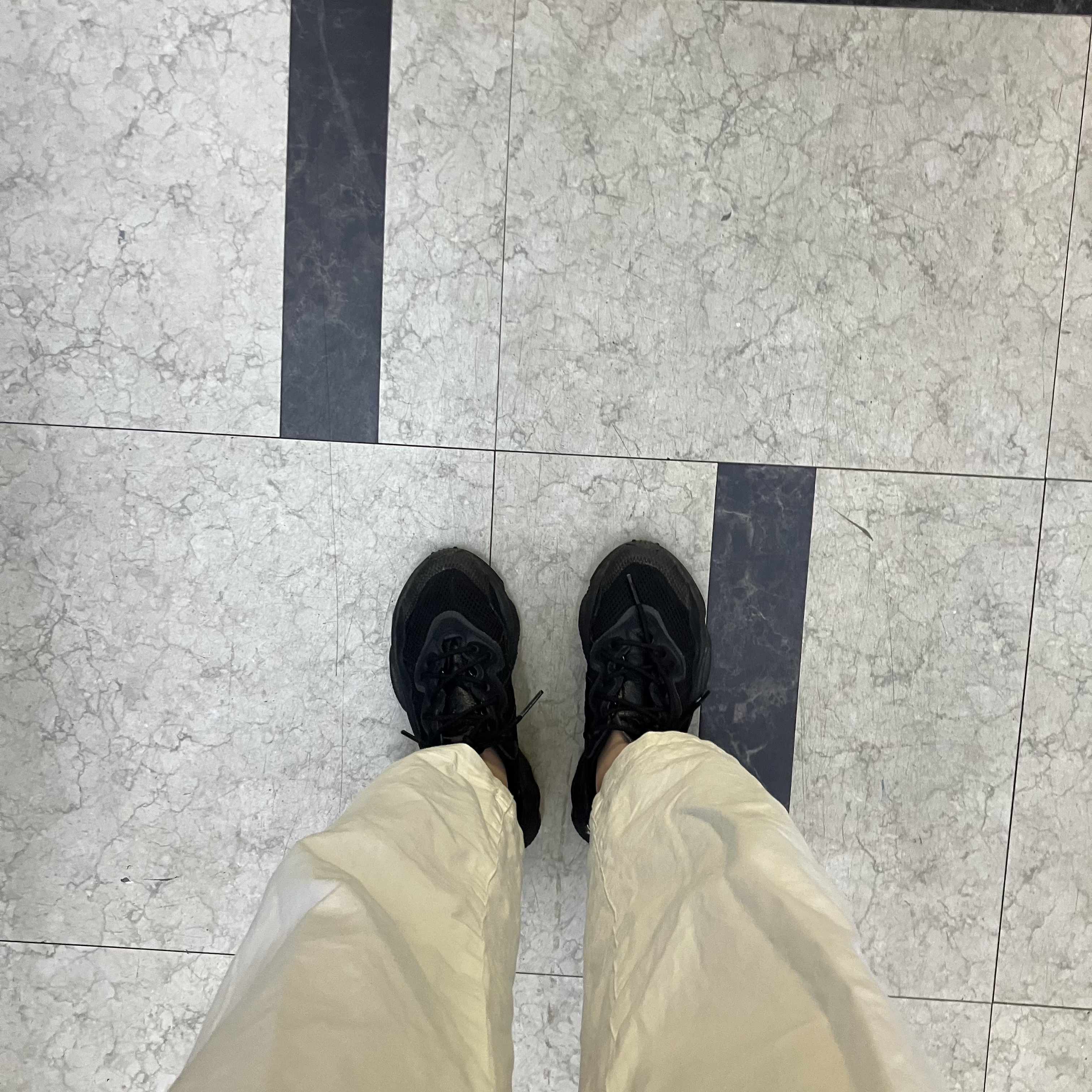 (J) Adidas Ozweego Core Black 착용 스타일 - 3