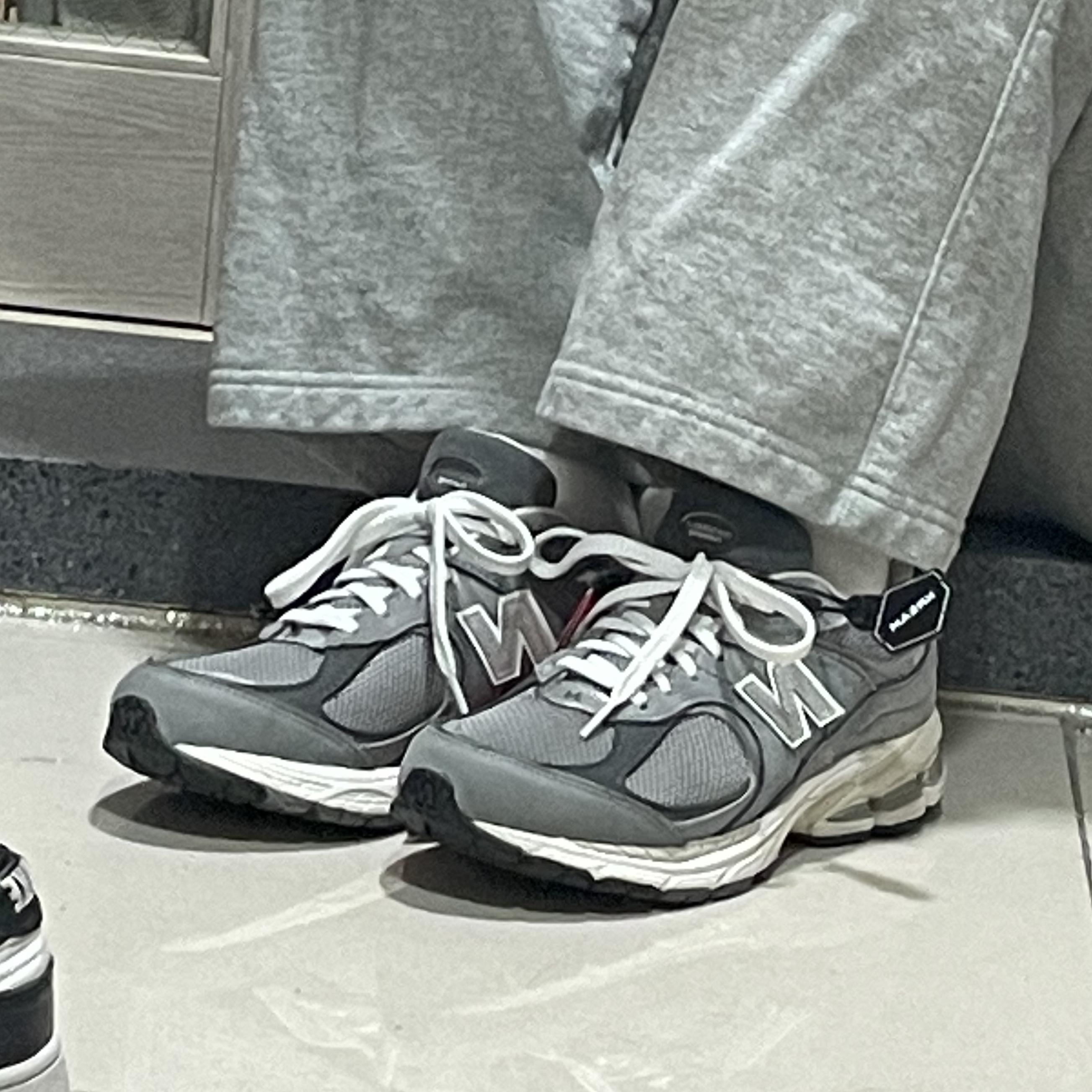 New Balance 2002R Premium Vintage Grey 착용 스타일