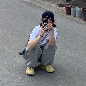 Adidas Yeezy Foam RNNR Sulfur 착용 스타일 - 3