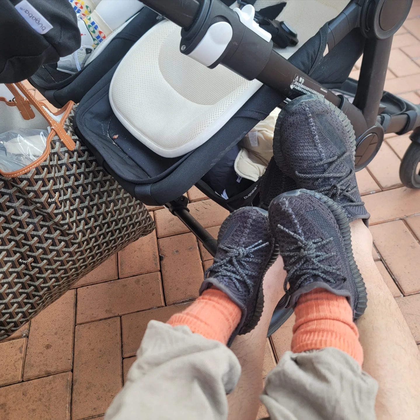 Adidas Yeezy Boost 350 V2 Black - Non-Reflective, (Infant) Adidas Yeezy Boost 350 V2 Black 착용 스타일