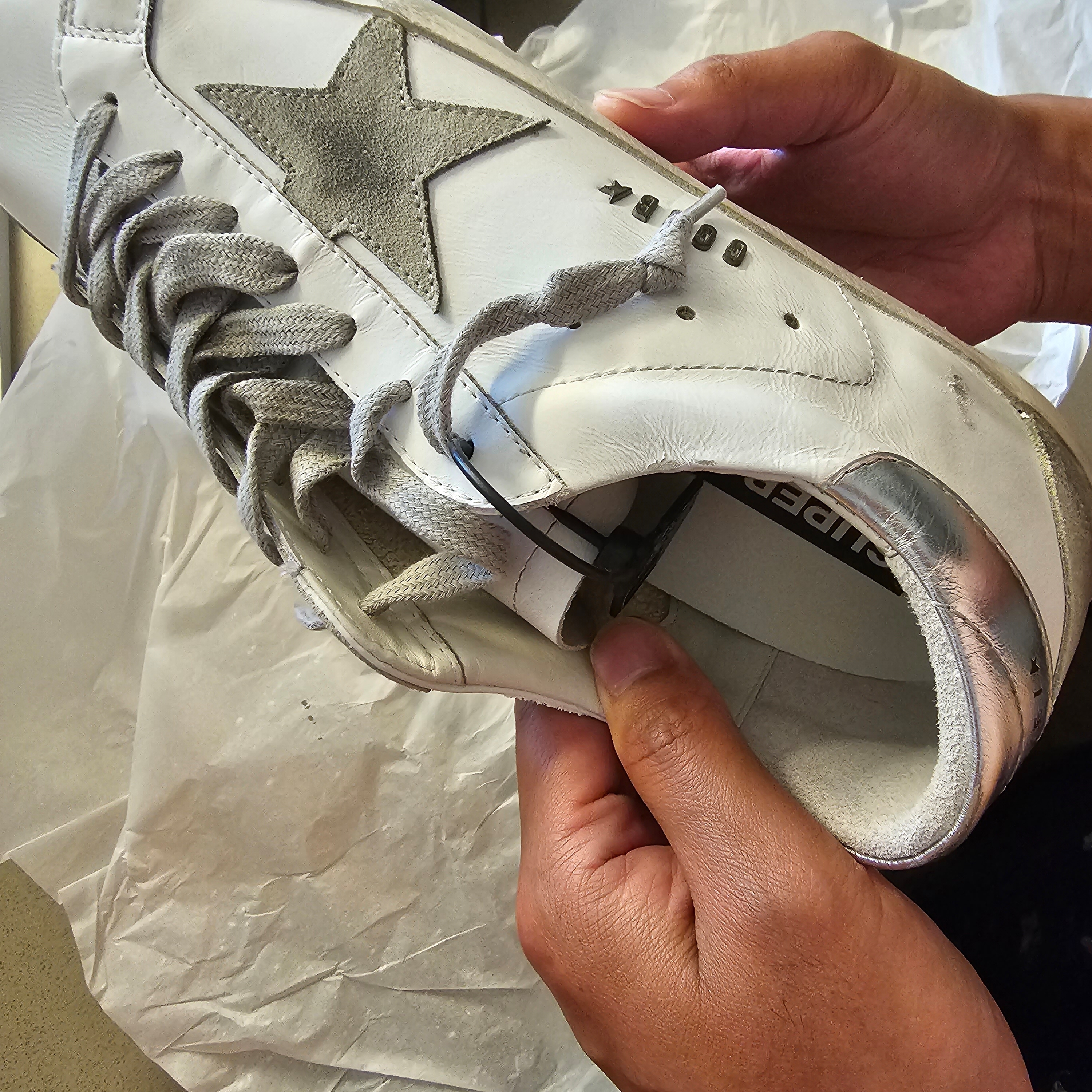 Golden Goose Superstar White Silver Heel Tab Sneakers 착용 스타일 - 2