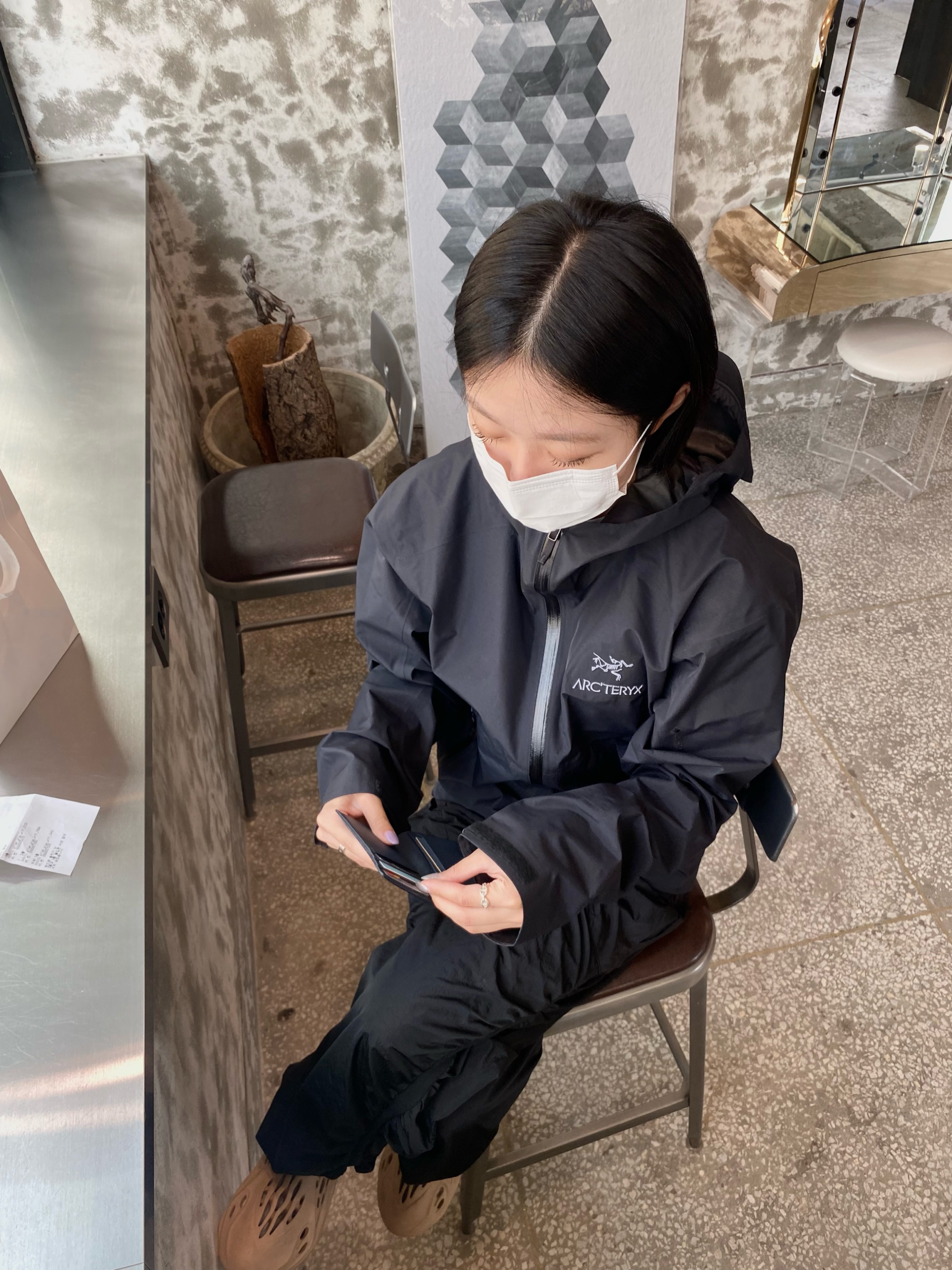 Arc'teryx Zeta SL Jacket Black, Adidas Yeezy Foam RNNR Ochre 착용 스타일