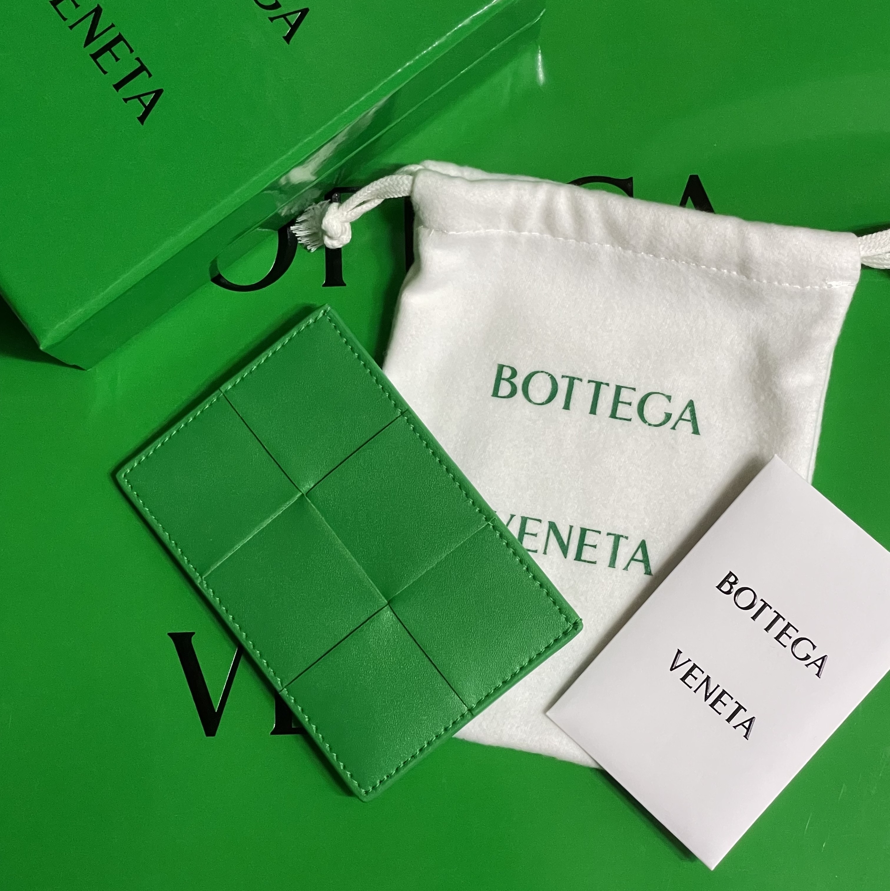 Bottega Veneta Credit Card Case Calfskin Parakeet 착용 스타일