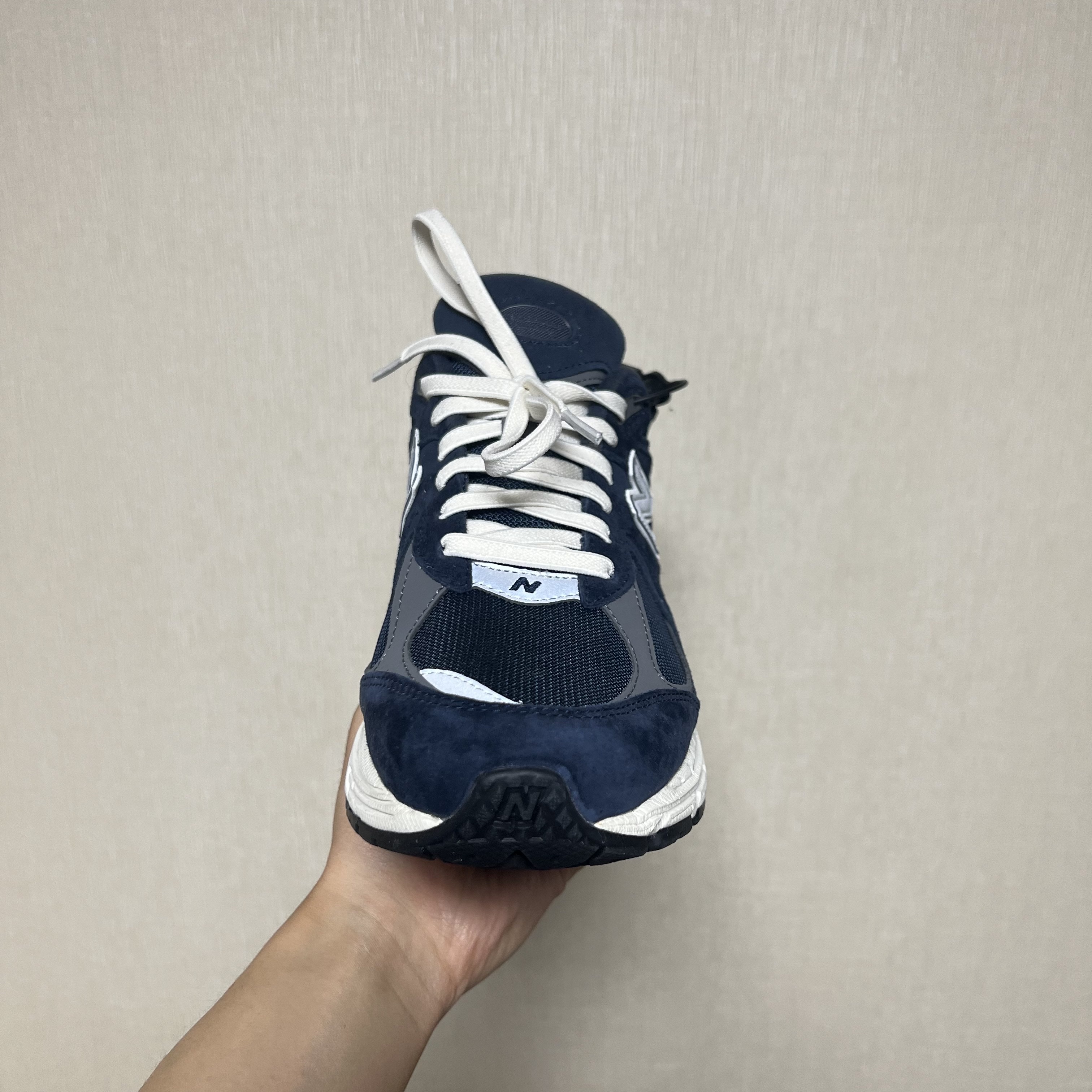 New Balance 2002R Eclipse Castlerock 착용 스타일 - 4