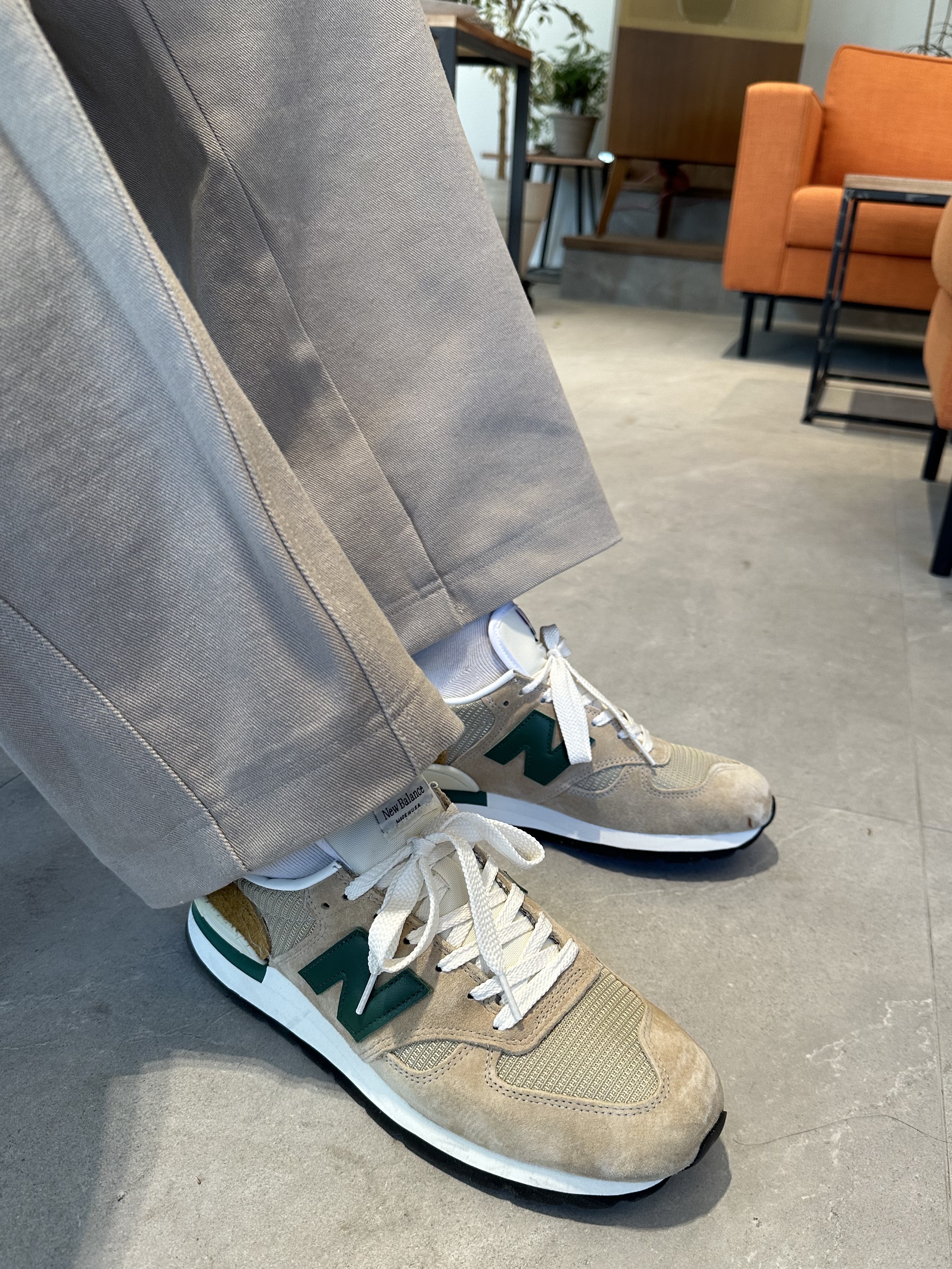 New Balance 990v1 Tan Green, Loewe Anton Sling Bag in Soft Grained Calfskin Black 착용 스타일 - 5