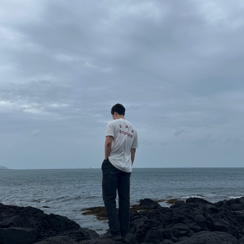 IAB Studio T-Shirt White Burgundy 착용 스타일