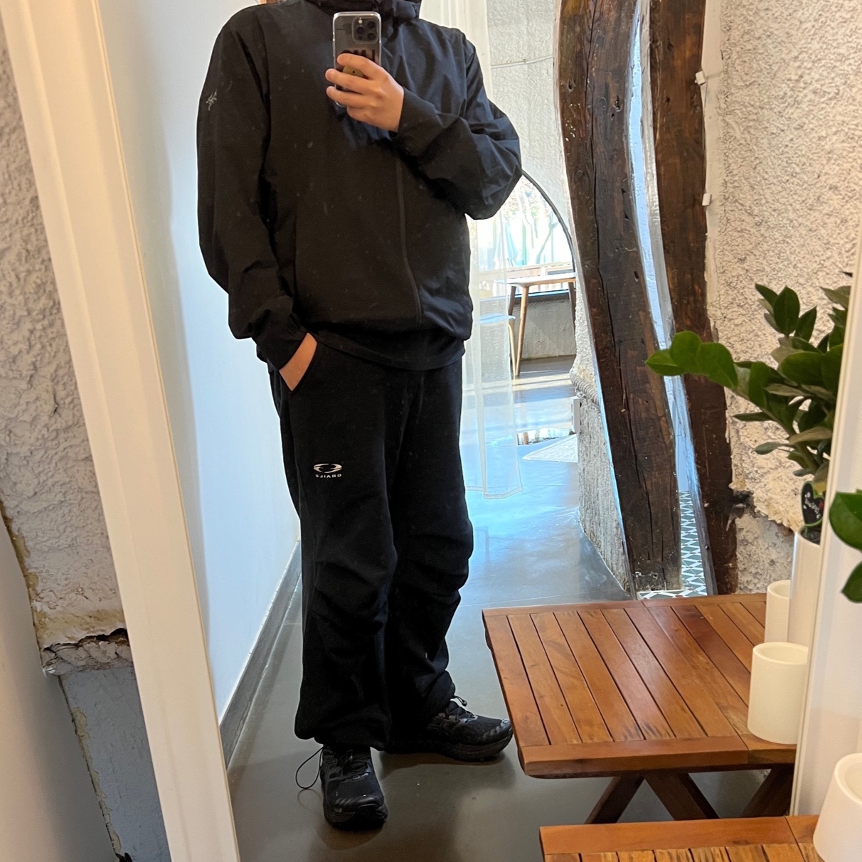 Arc'teryx Solano Hoody Black, Asics Trabuco Max Black 착용 스타일