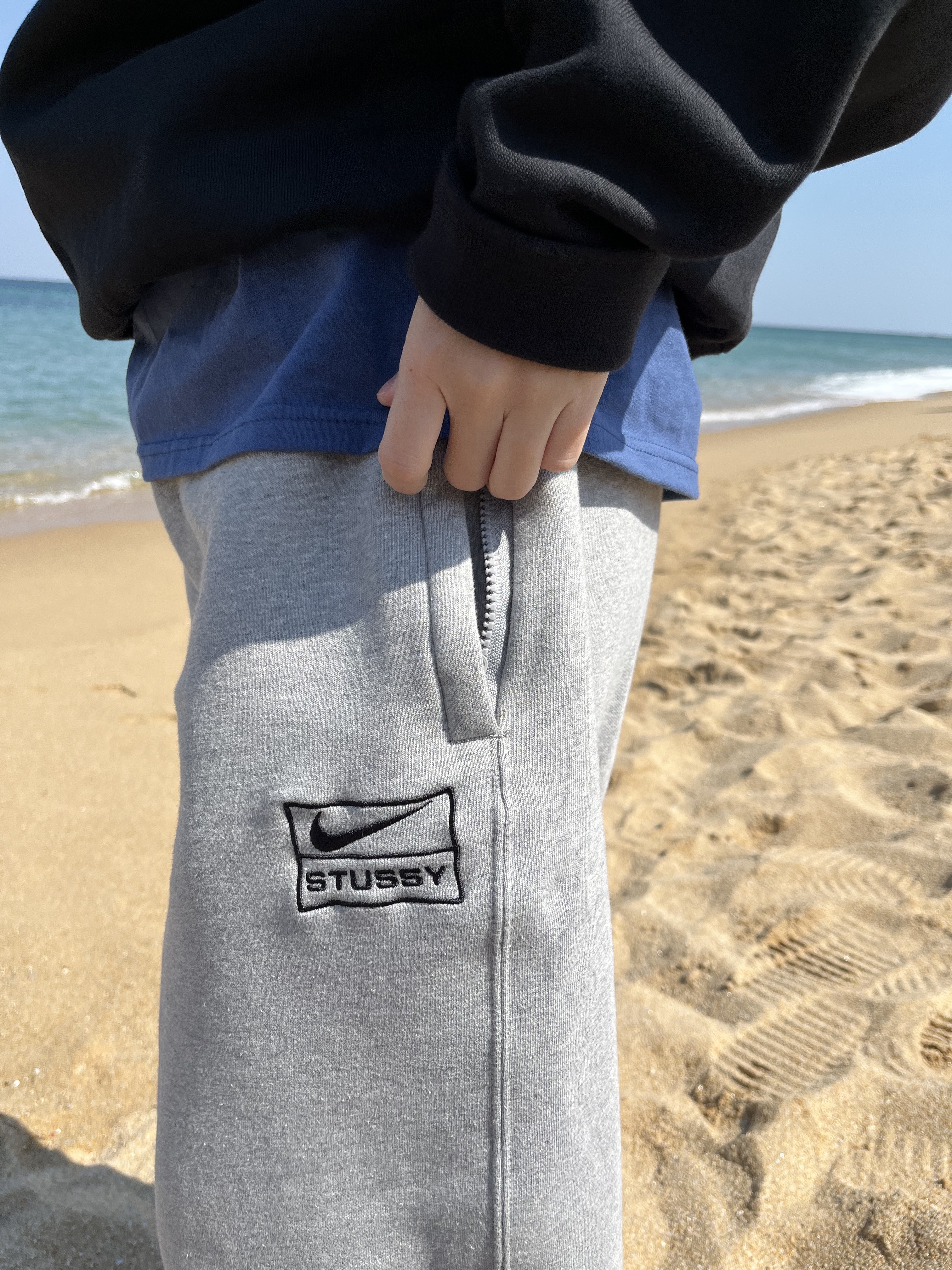 Stussy Service T-Shirt Midnight, Nike x Stussy NRG Washed Fleece Crewneck Black (DO5310-010) 착용 스타일 - 3