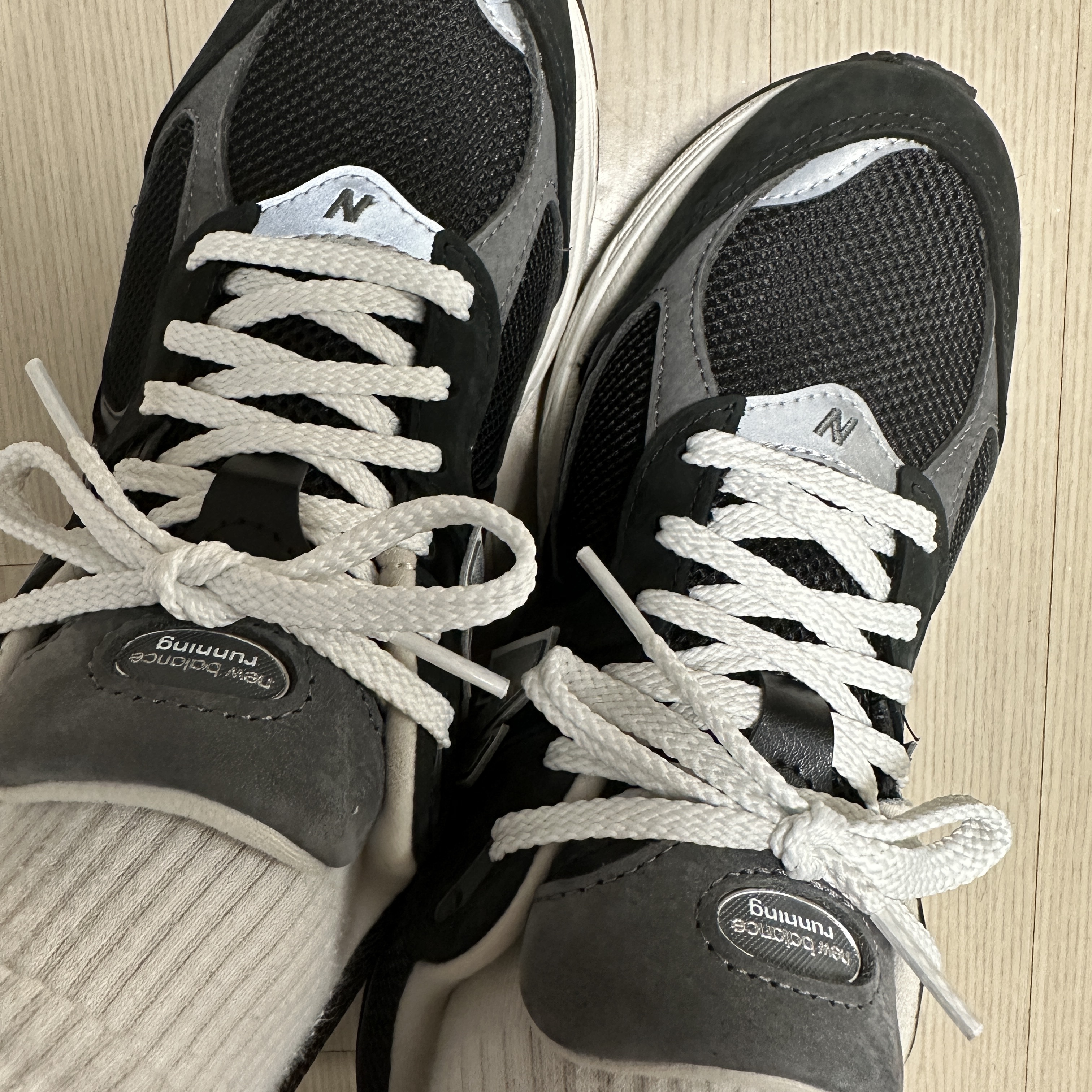 New Balance 2002R Premium Vintage Black 착용 스타일 - 2