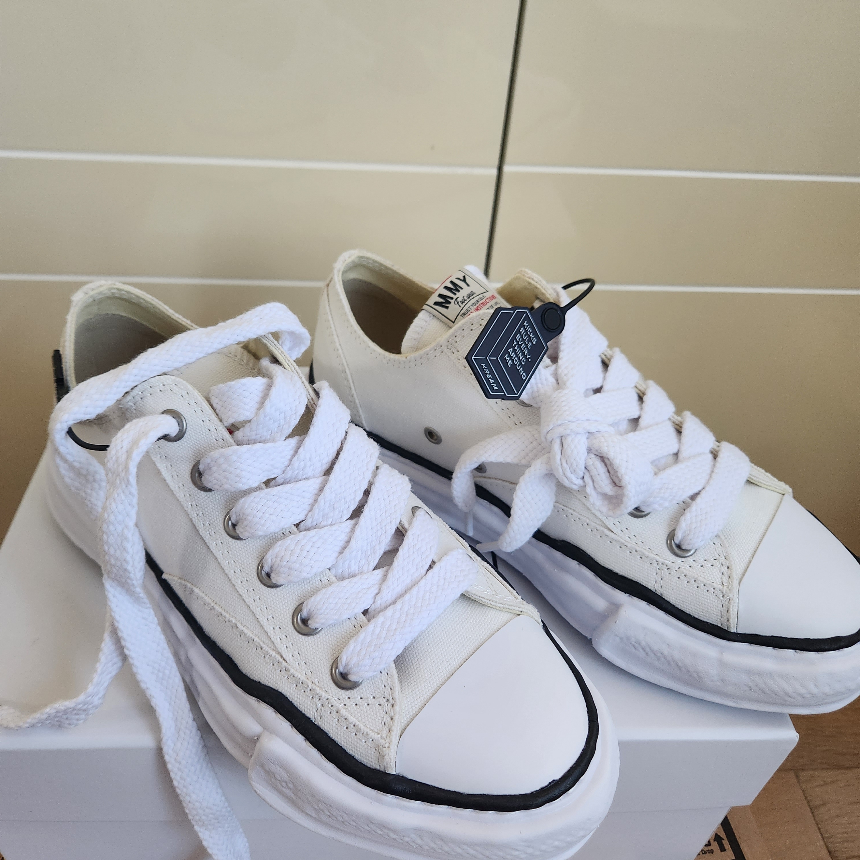 Maison Mihara Yasuhiro Peterson OG Sole Canvas Low Sneakers White 착용 스타일