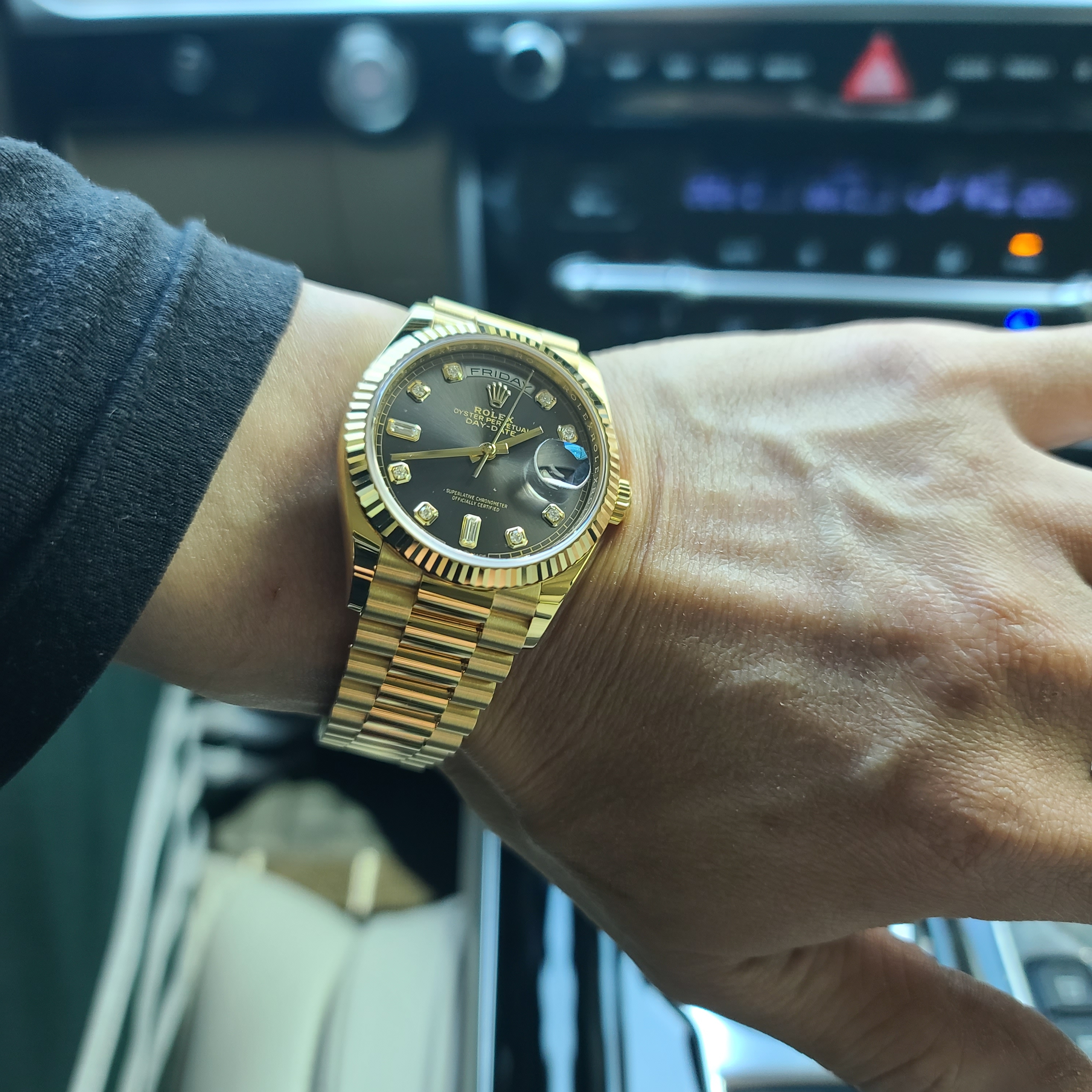 Rolex Day-Date 36mm 128235 Brown Ombre Diamond-Set President 착용 스타일 - 4