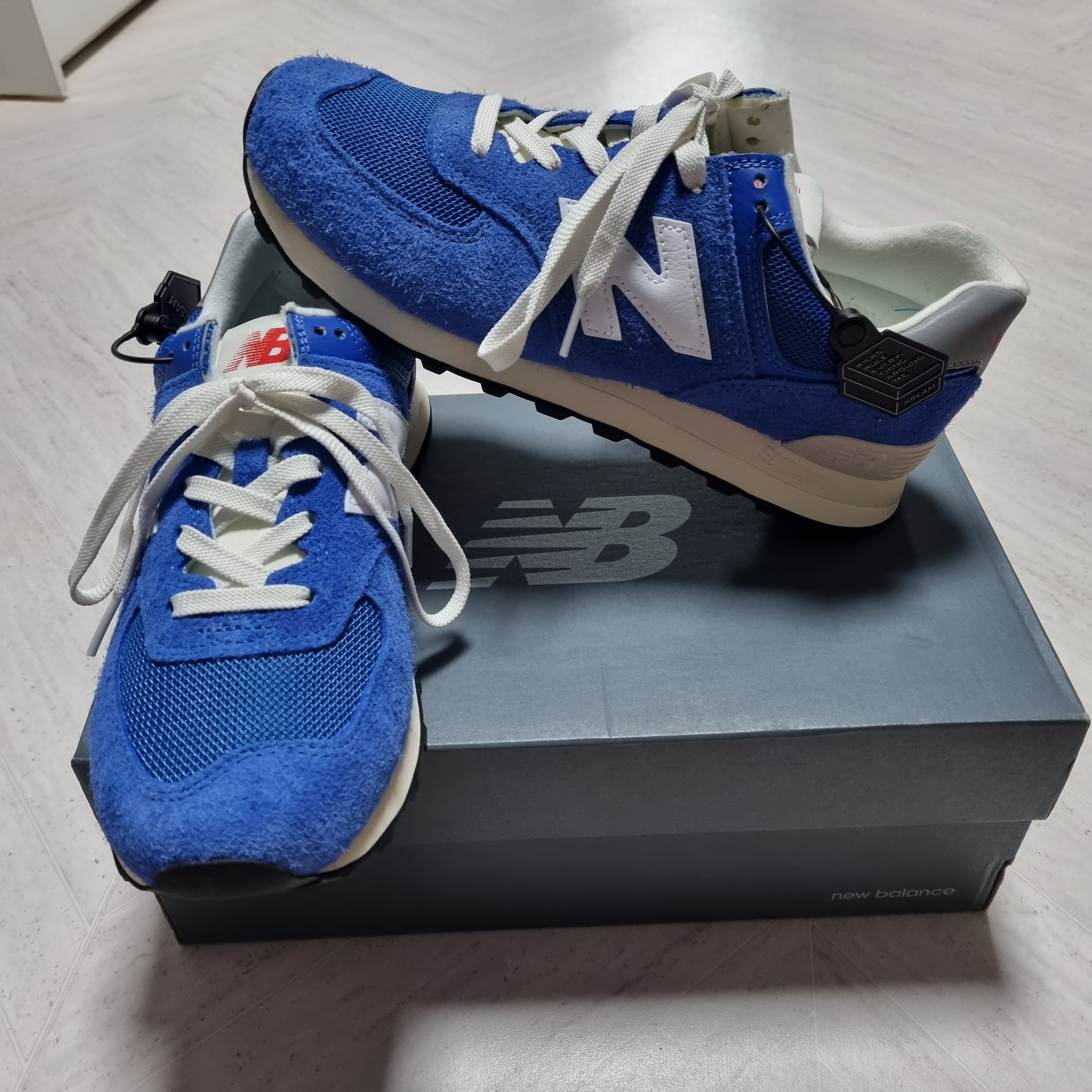 New Balance 574 Heritage Blue White 착용 스타일
