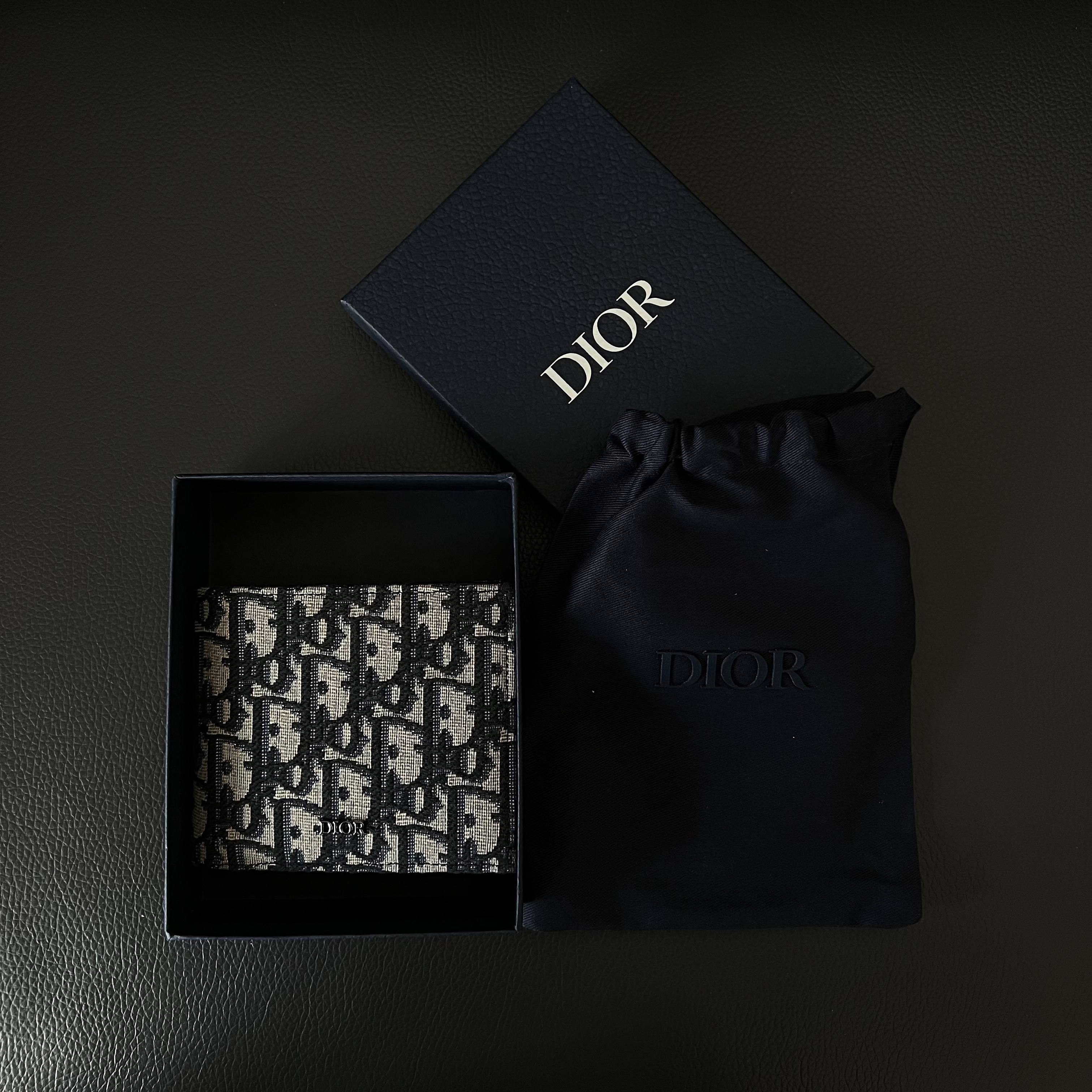 Dior Compact Wallet Beige & Black Dior Oblique Jacquard 착용 스타일