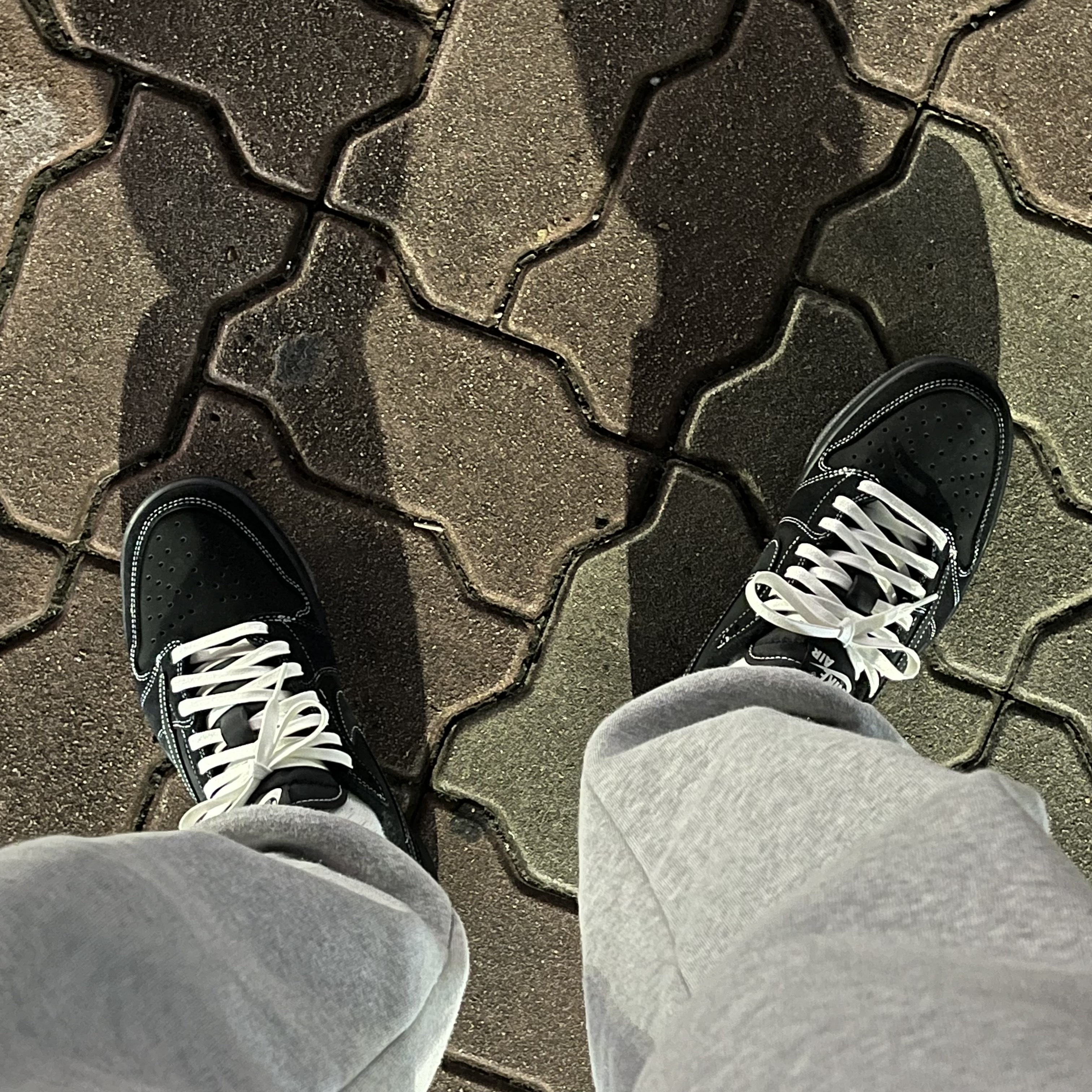 Jordan 1 x Travis Scott Retro Low OG SP Black Phantom 착용 스타일 - 1