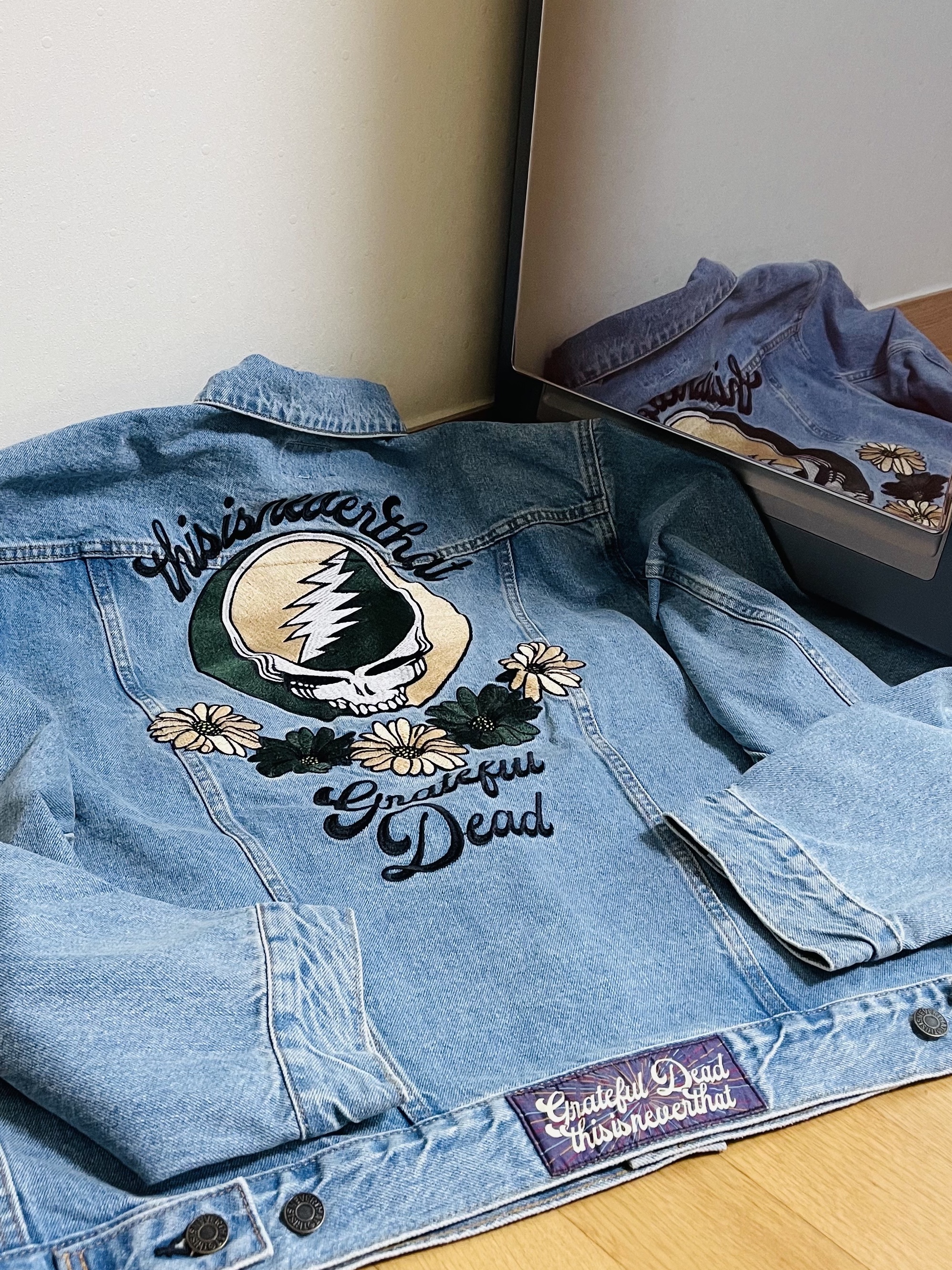 Thisisneverthat x Grateful Dead Lightning Trucker Jacket Washed Blue 착용 스타일 - 1